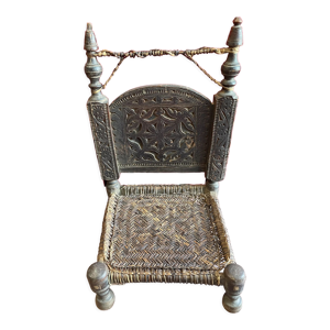 Chaise basse sculptée