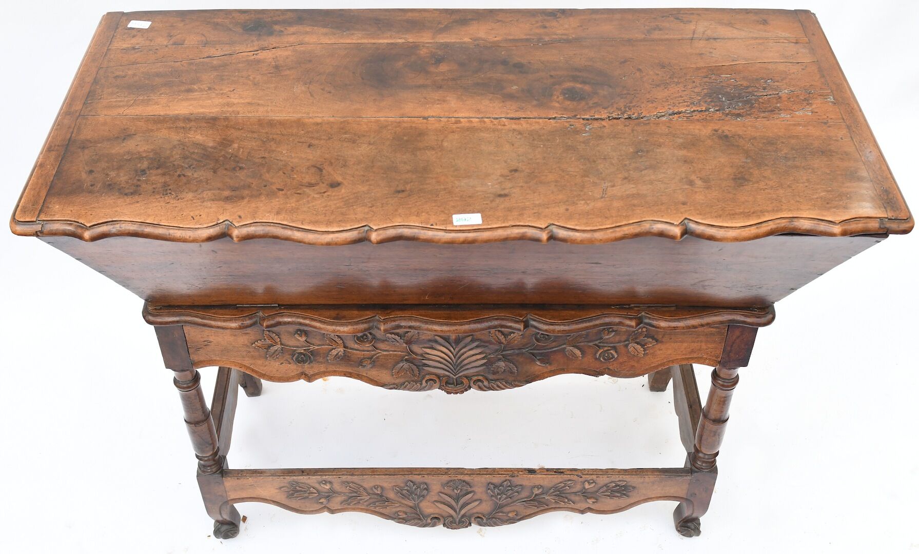 Provençal walnut petri dish