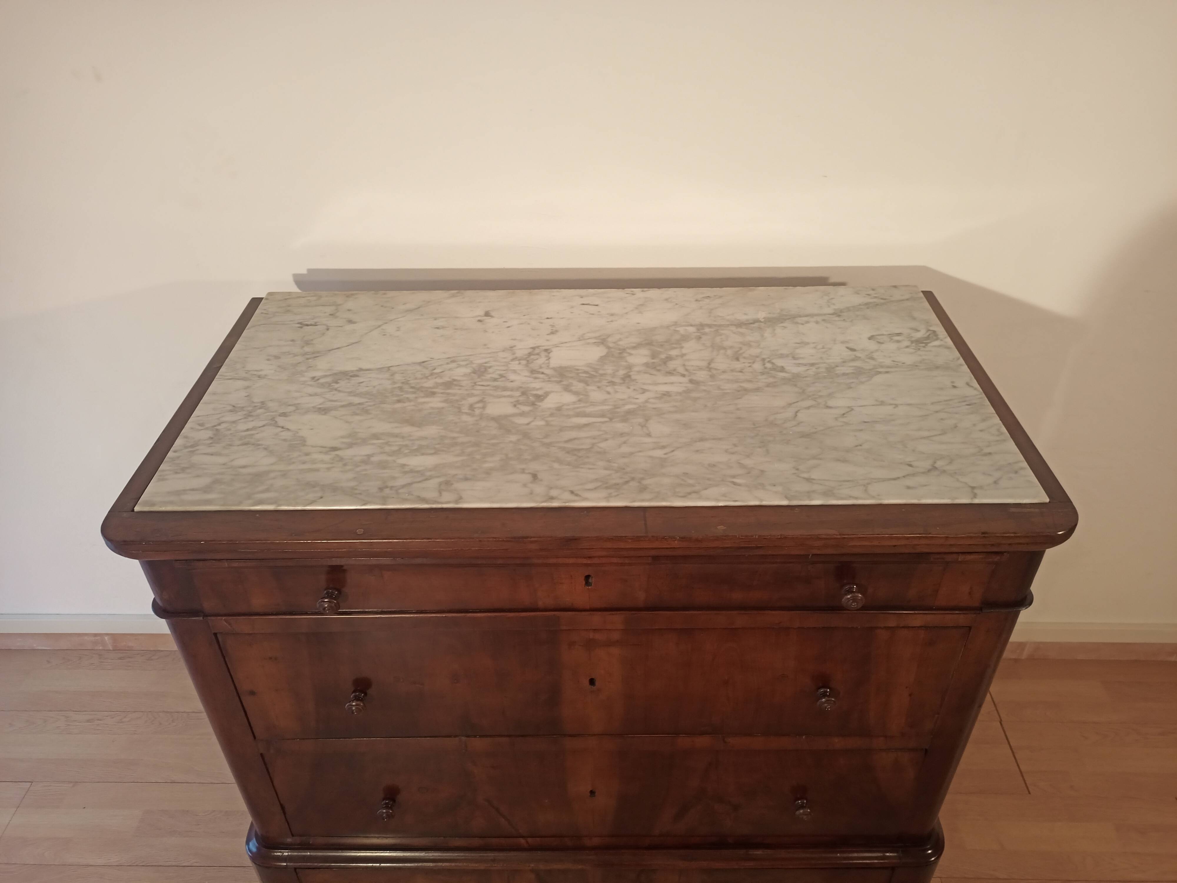 Commode italienne à quatre tiroirs en noyer de la fin du XIXe siècle