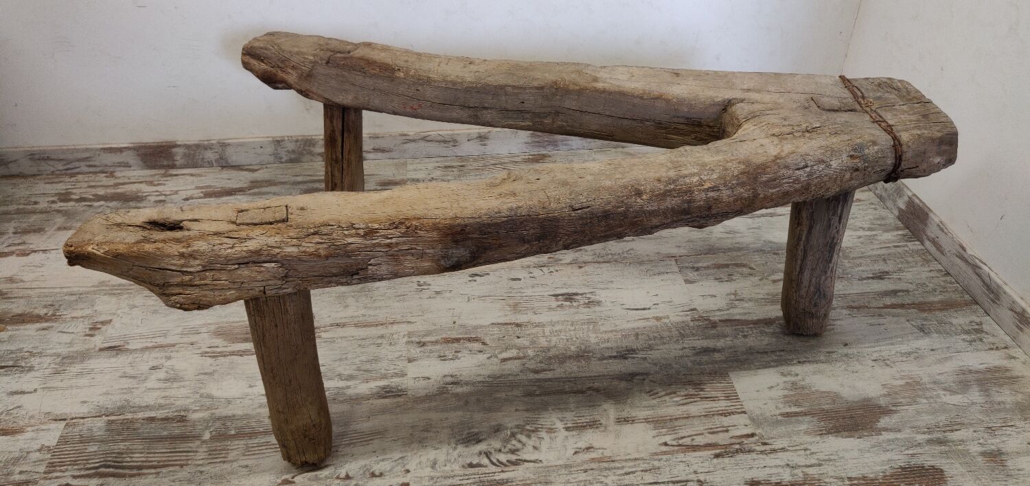 Banc brutaliste atypique