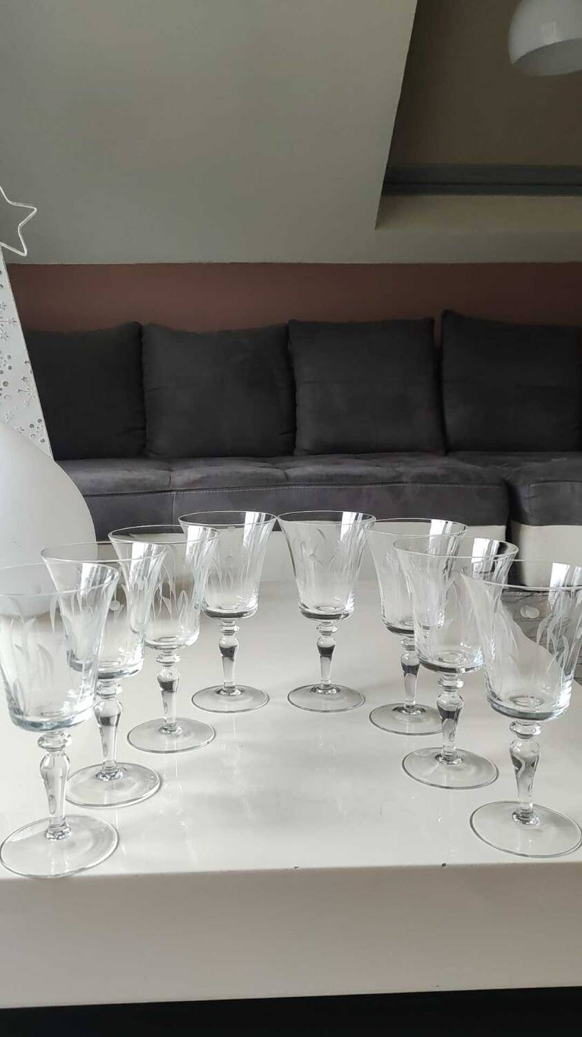 Set of 8 glasses with flared neck, in crystal. With frosted plant decoration. Height 16 cm