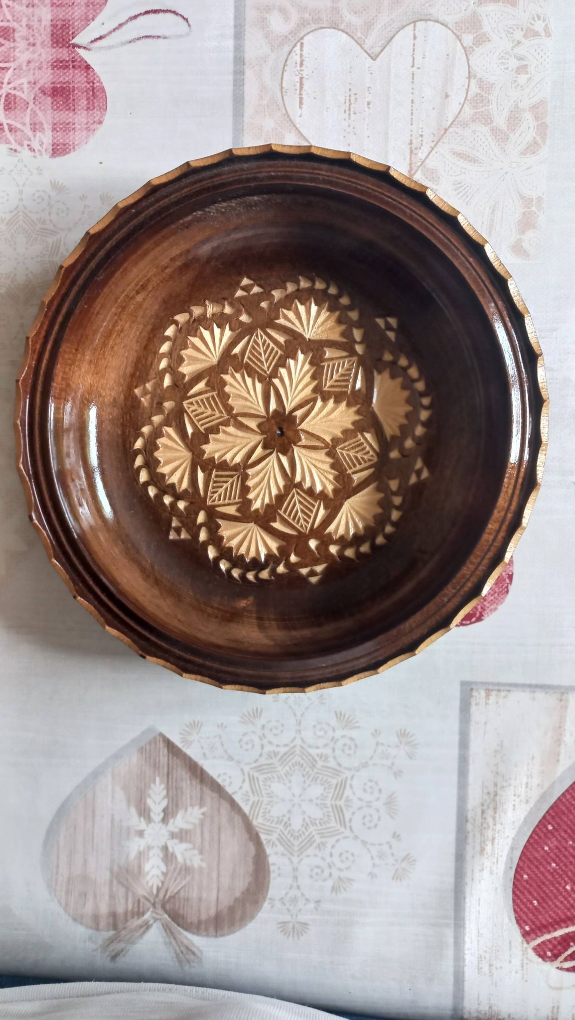 Assiette sculptée en bois