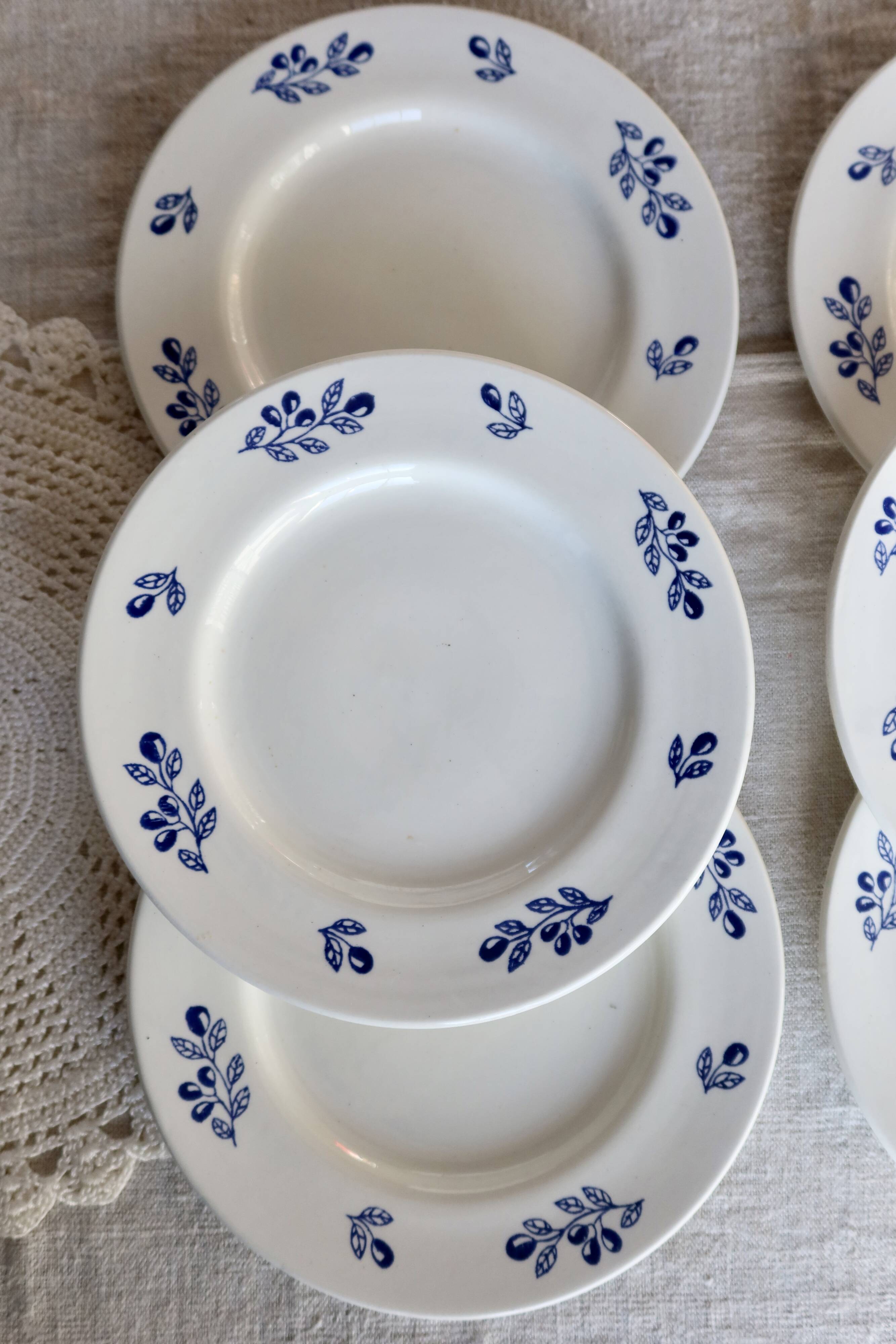 6 vintage ivory earthenware dessert plates - Blue olive pattern