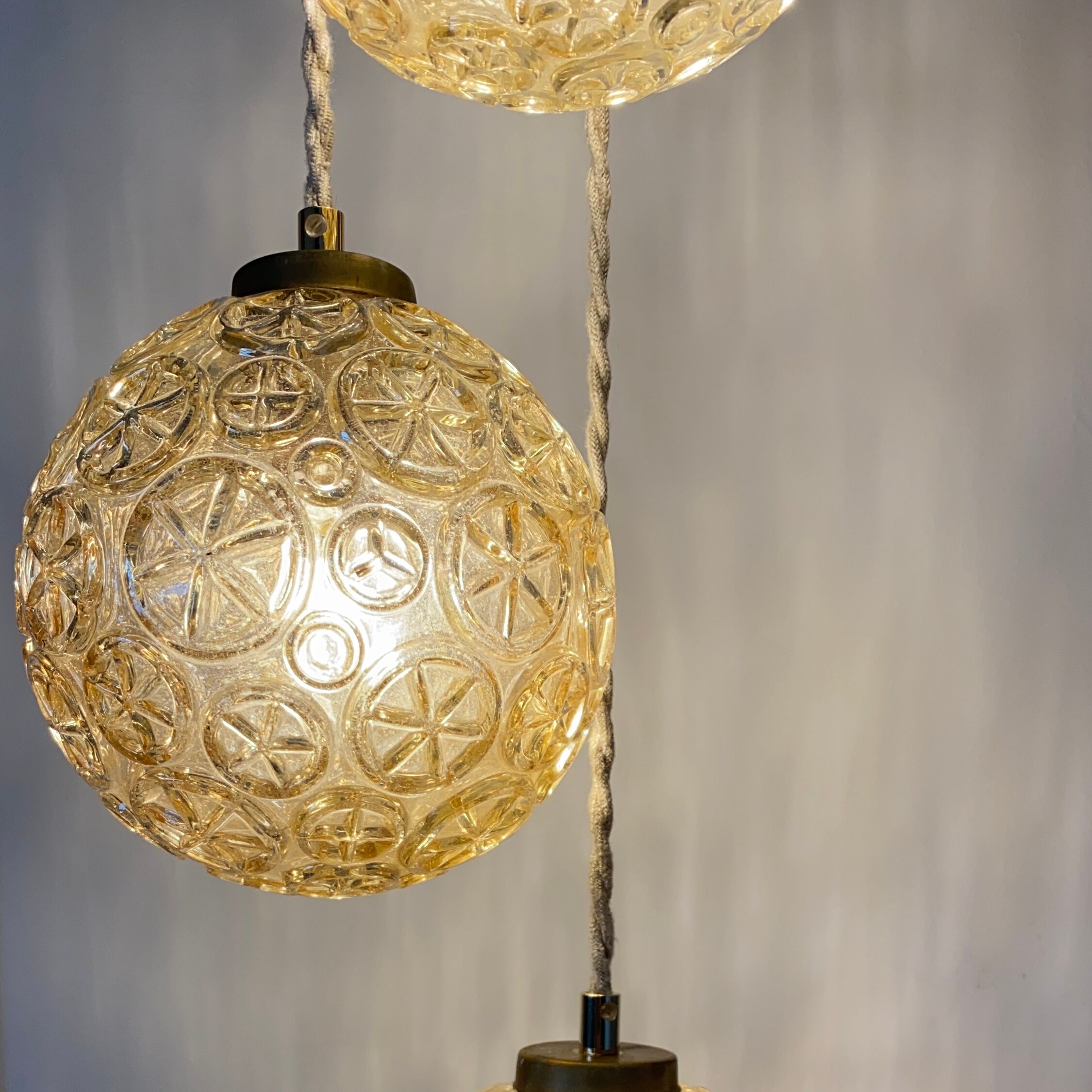 Suspension cascade trois feux globes vintage en verre ambré