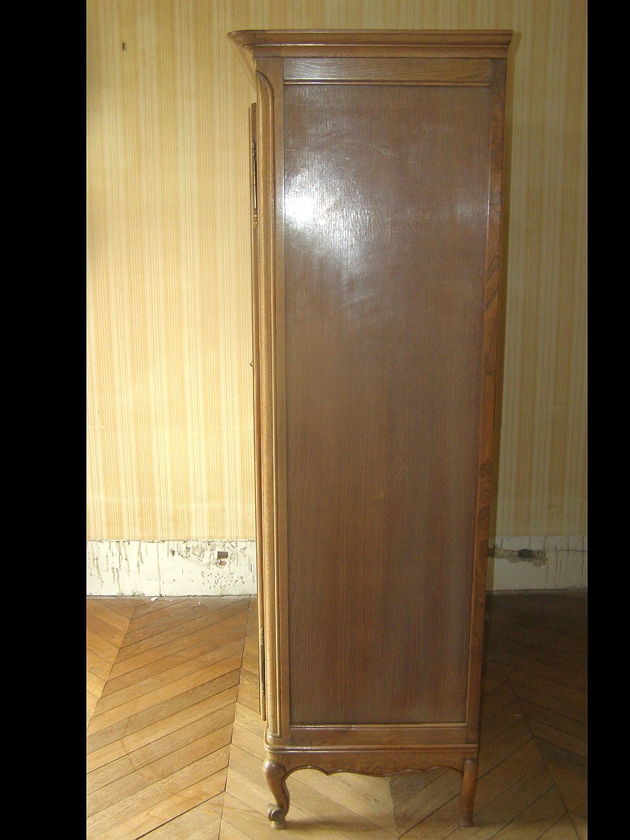 Solid oak cabinet from the 60s 2 doors with locks and keys
