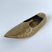 Indian brass ashtray with engraved floral decoration in the shape of a slipper