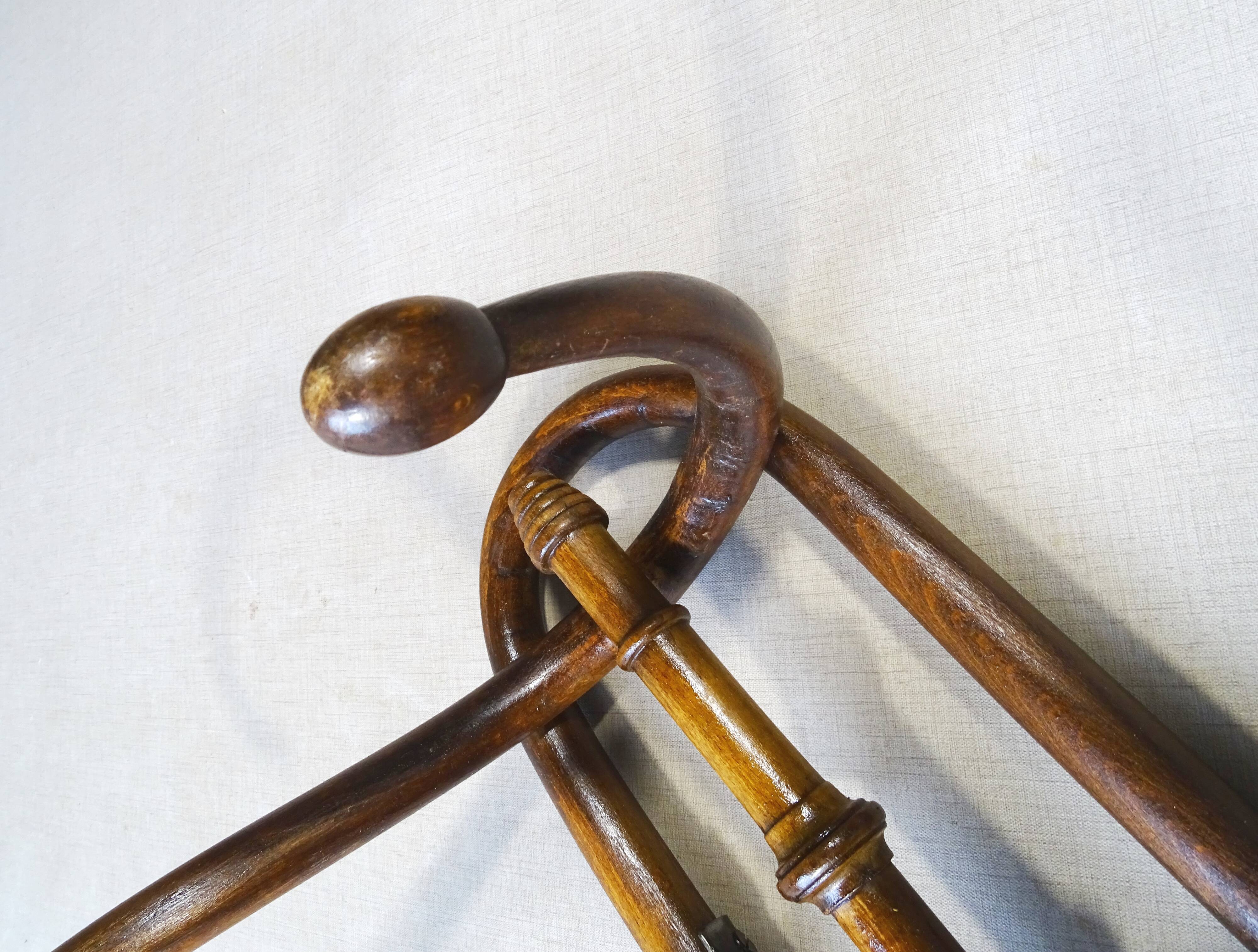 Wall coat rack by Kohn, bent wood 1910, no Thonet.