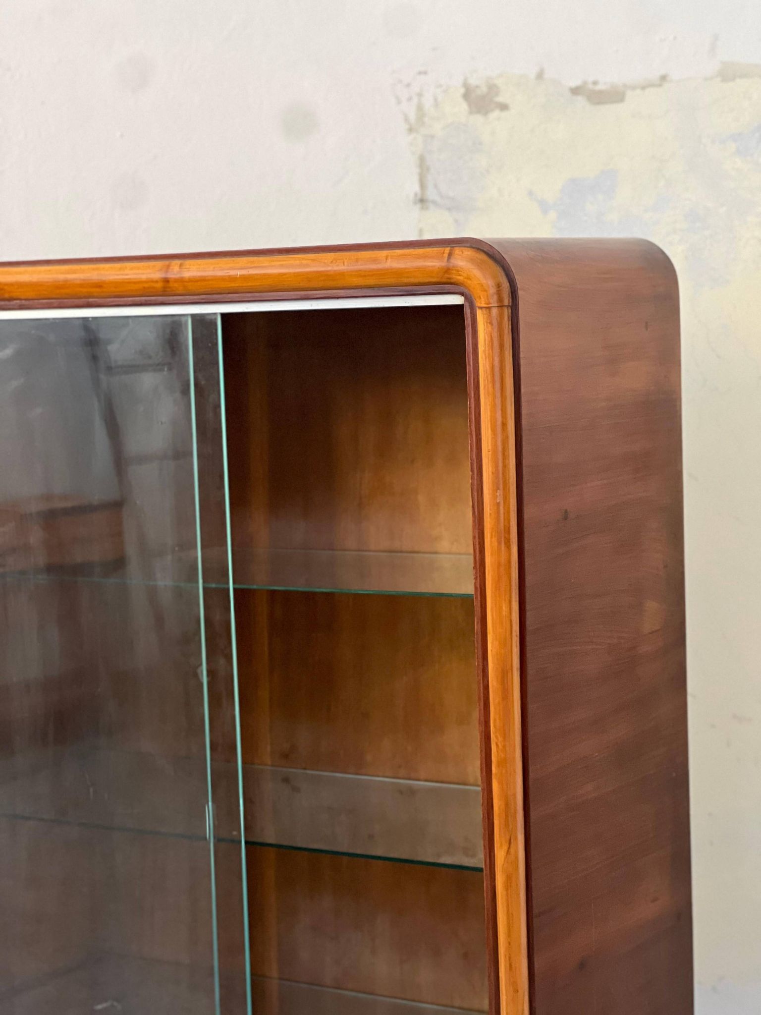 1940's Italian cabinet credenza bar display with glass door art deco style