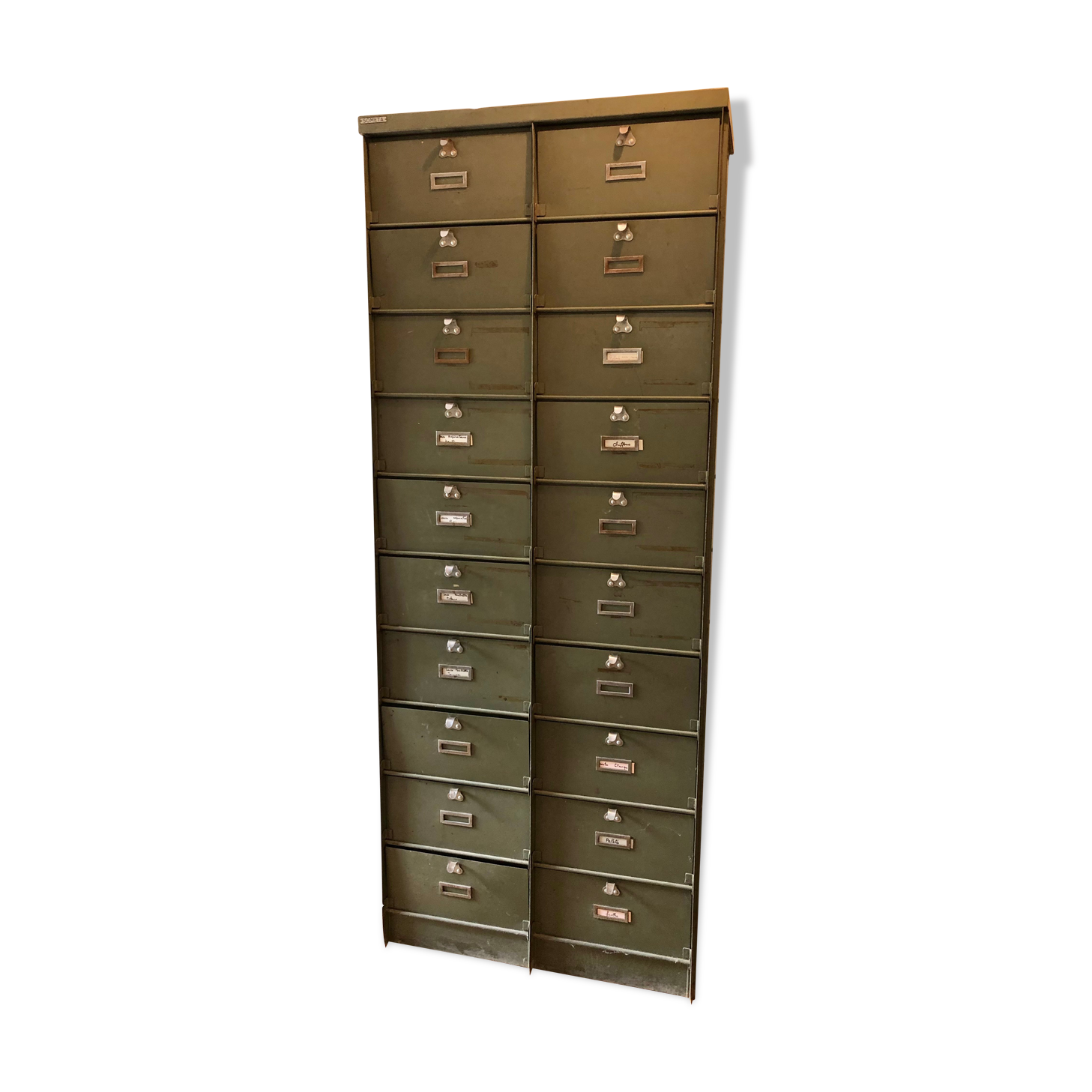 Industrial locker cabinet with valves