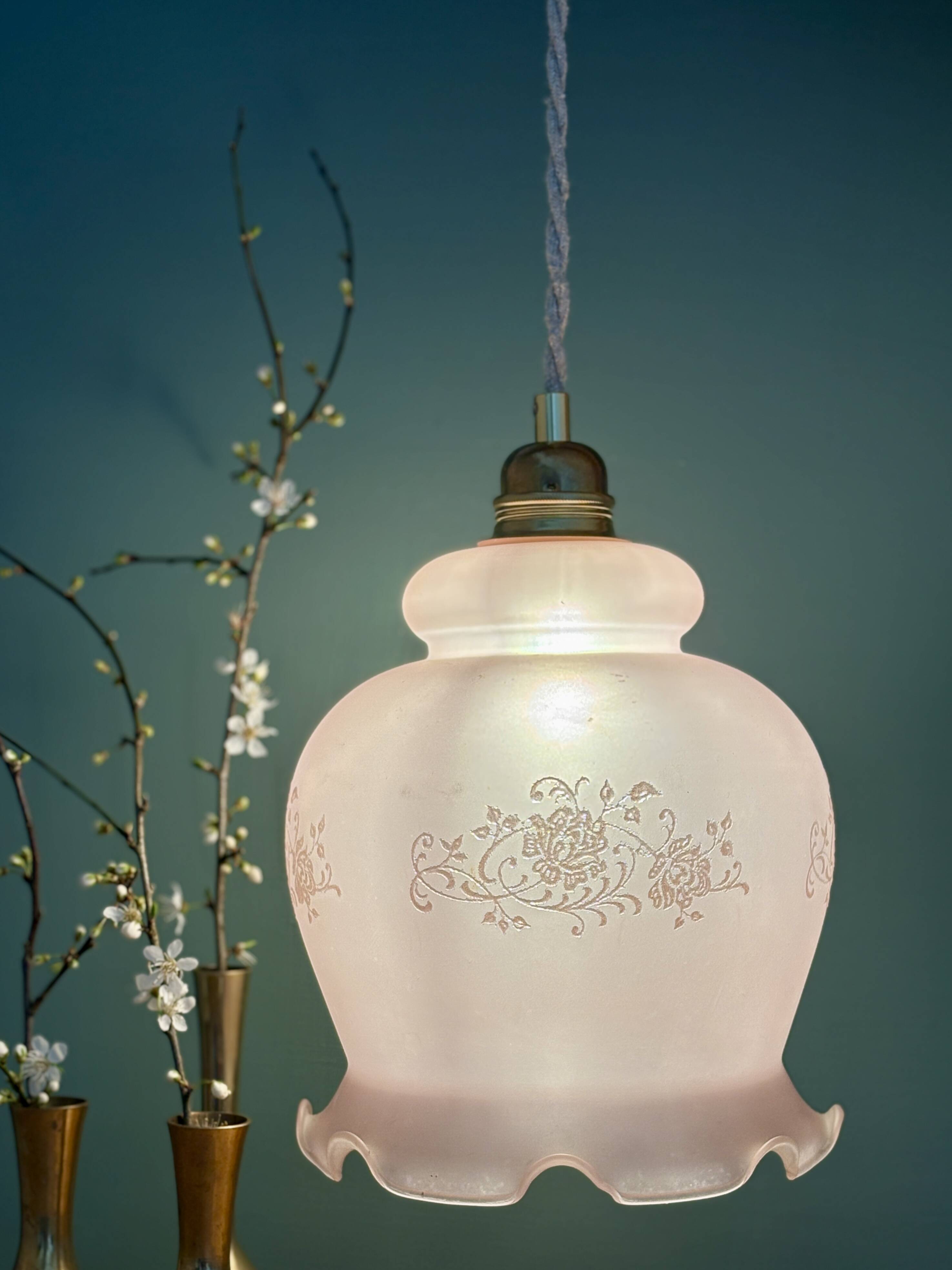 Suspension globe vintage en verre dépoli rose