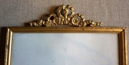 Frame a knot adorned with Golden brass Louis XVI