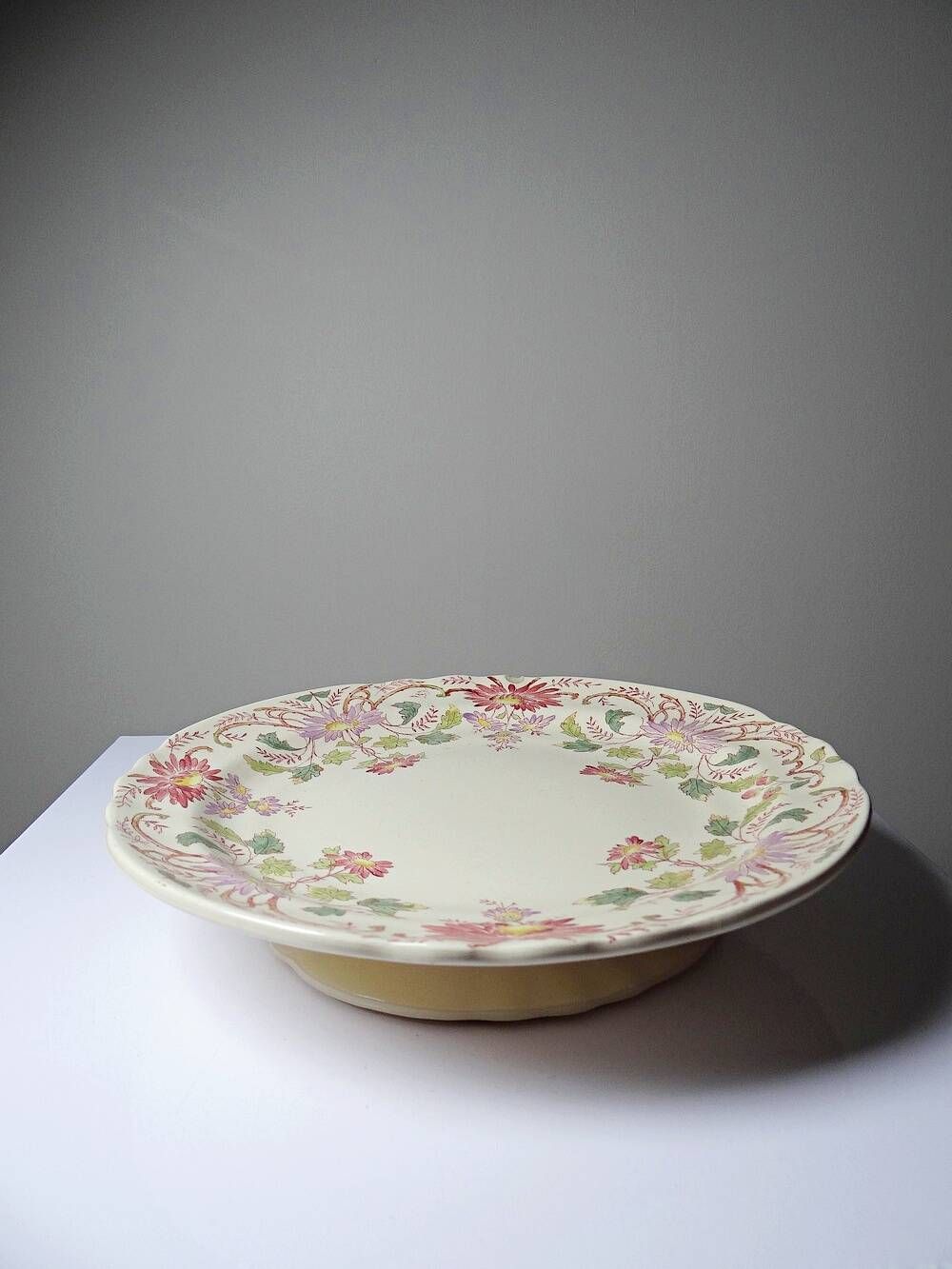 Short antique Longchamp stand with polychrome daisies in earthenware.
