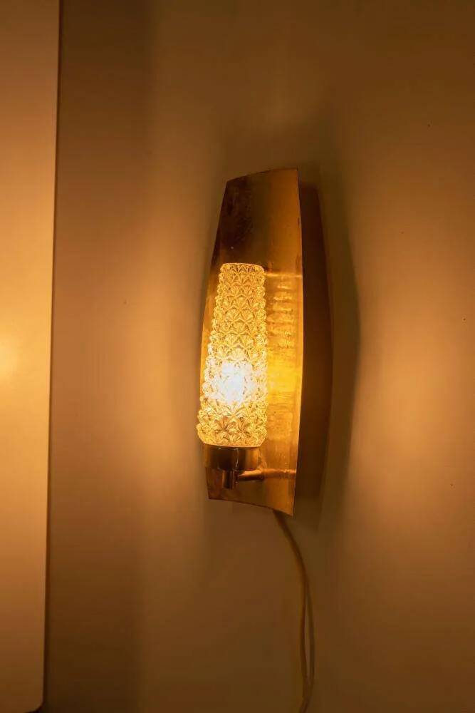 Vintage glass wall sconce from the 1960s in brass, mid-century light.