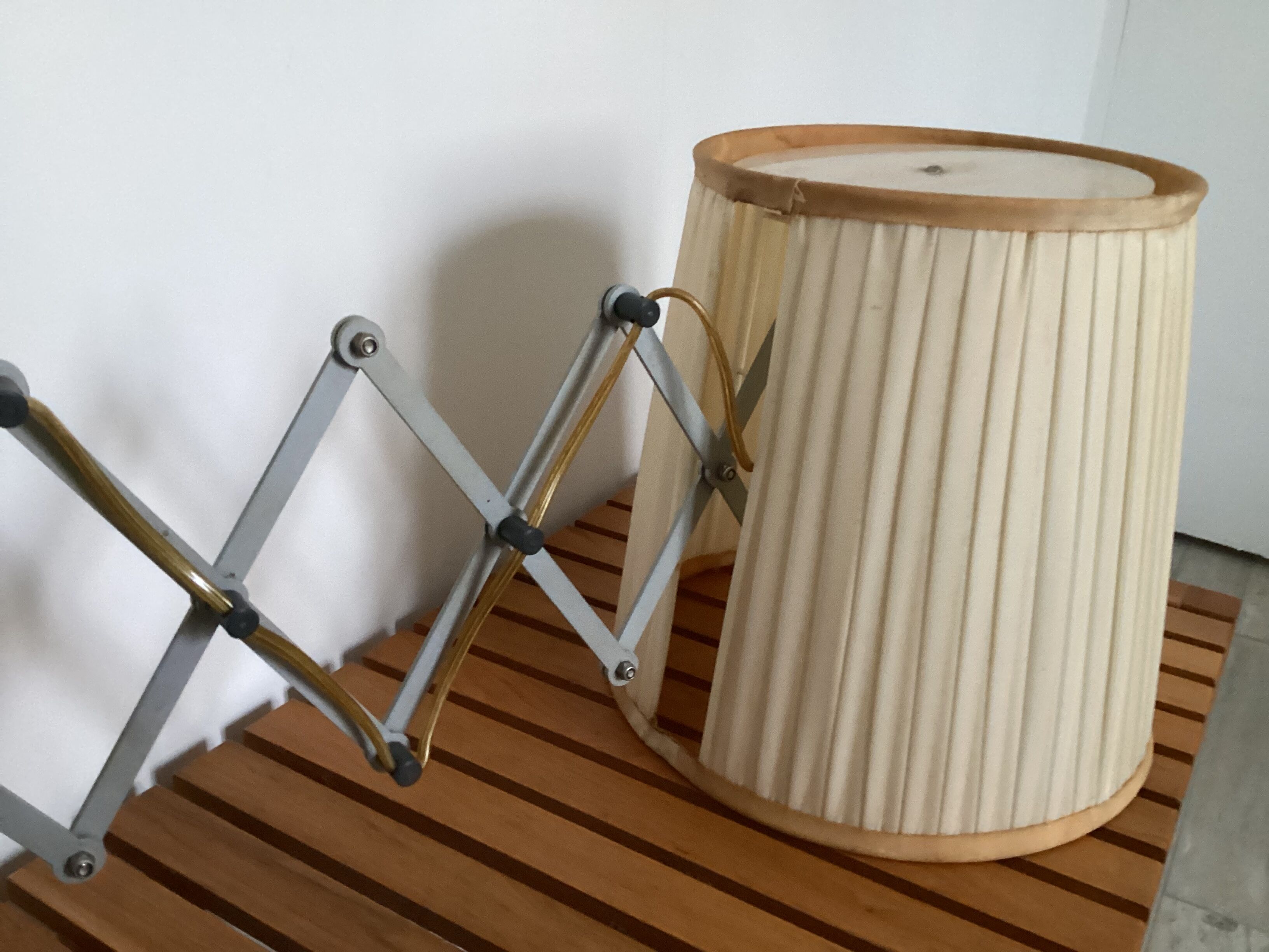 Articulated wall light