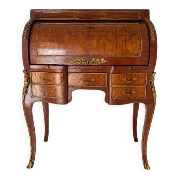 Bureau à cylindre Louis XV en marqueterie florale et ornements dorés