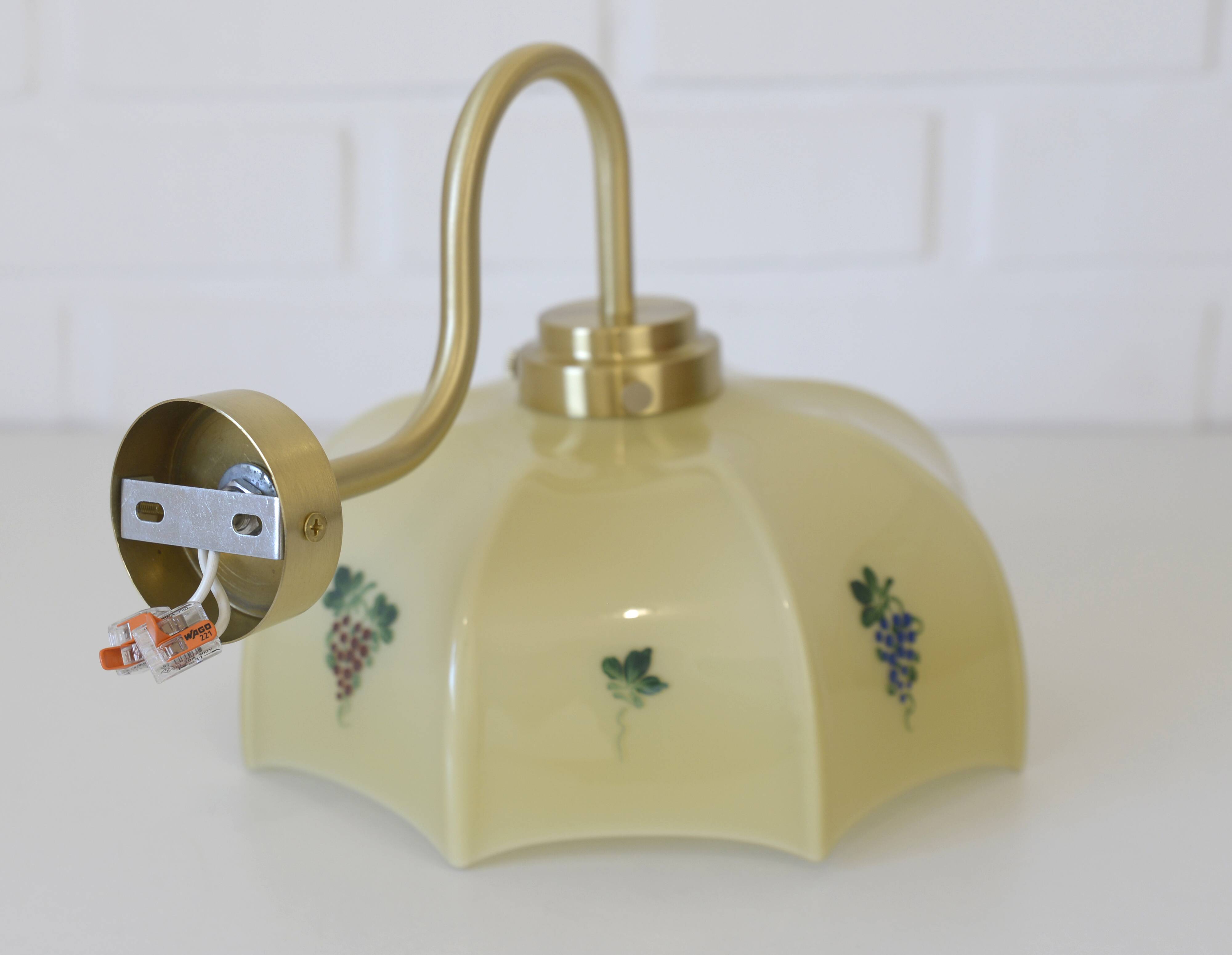 Applique murale vintage en verre beige, style années 1950, avec col de cygne et luminaire en laiton.