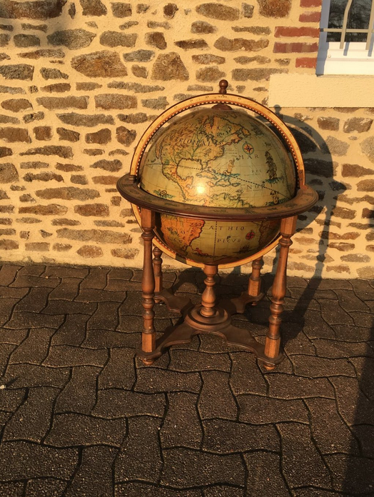 Vintage world map bar in wood