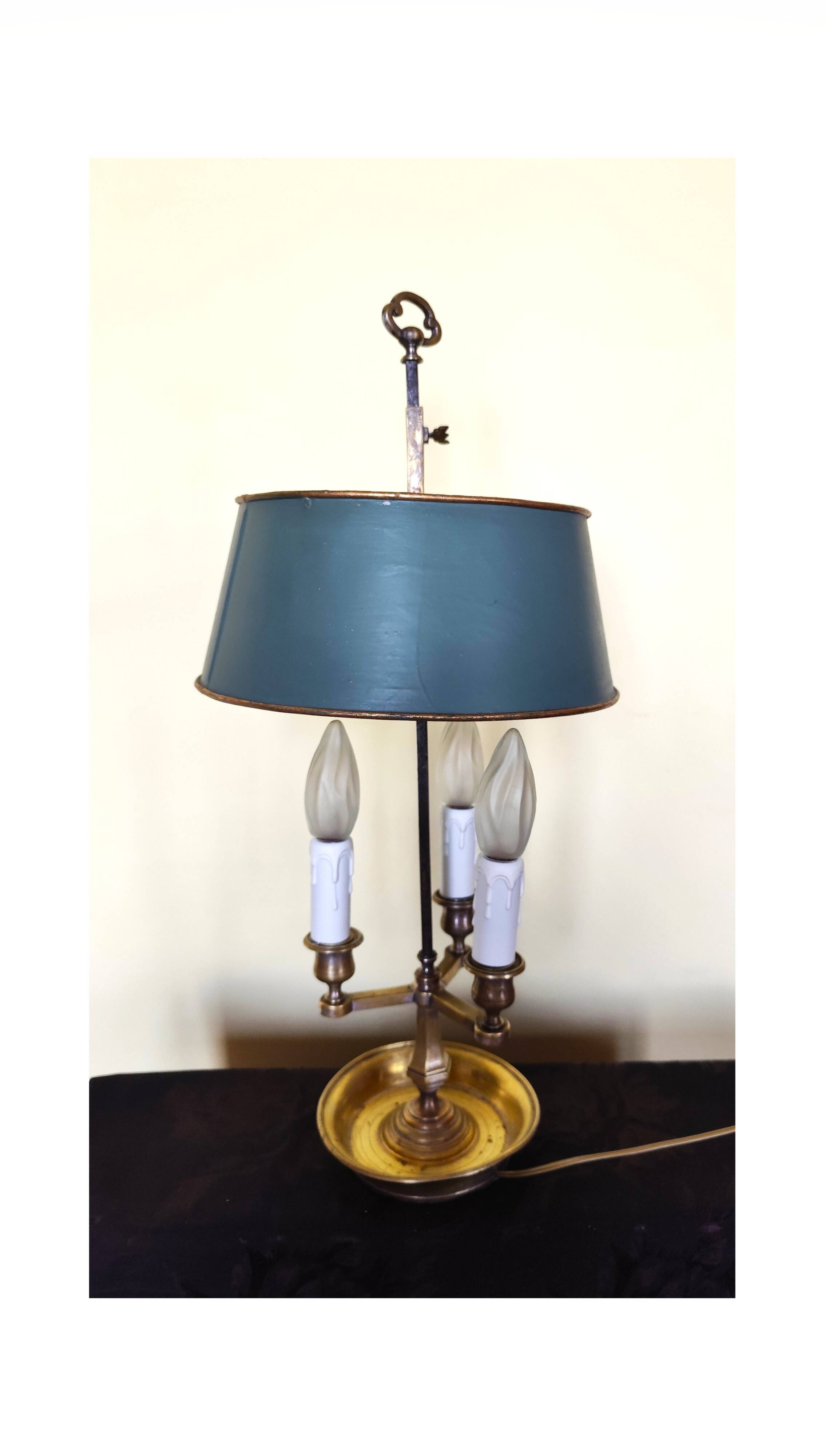 Three-light bouillotte lamp in gold metal, desk lamp.