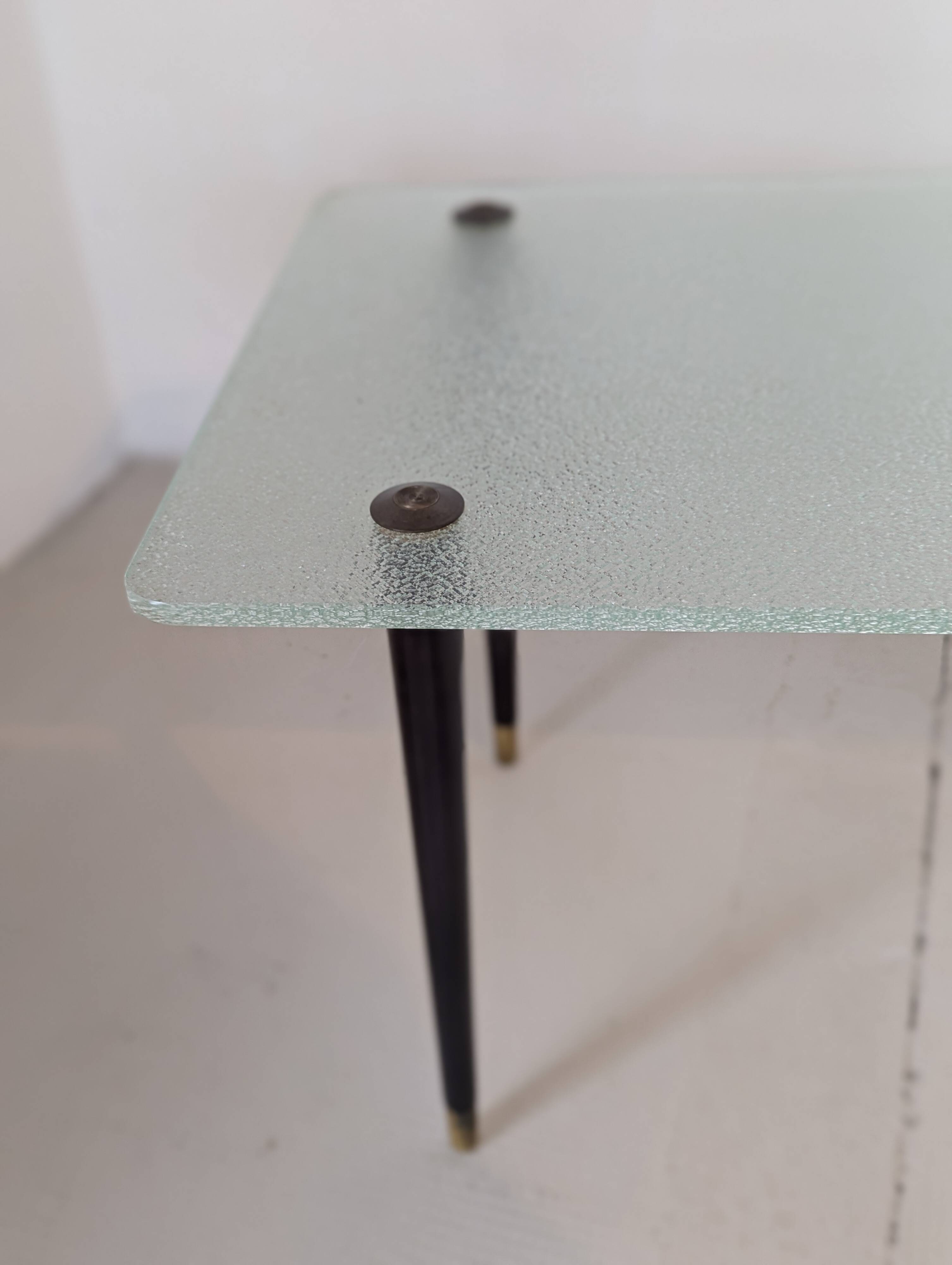Table basse vintage en bois, verre et laiton