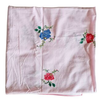 Nappe ancienne rose brodée de fleurs