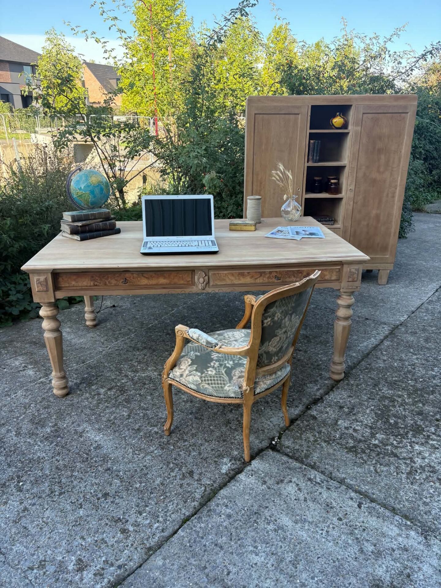 Grand bureau ancien en bois brut