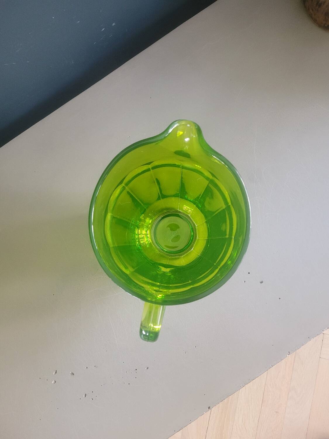 Pichet vintage en verre moulé vert