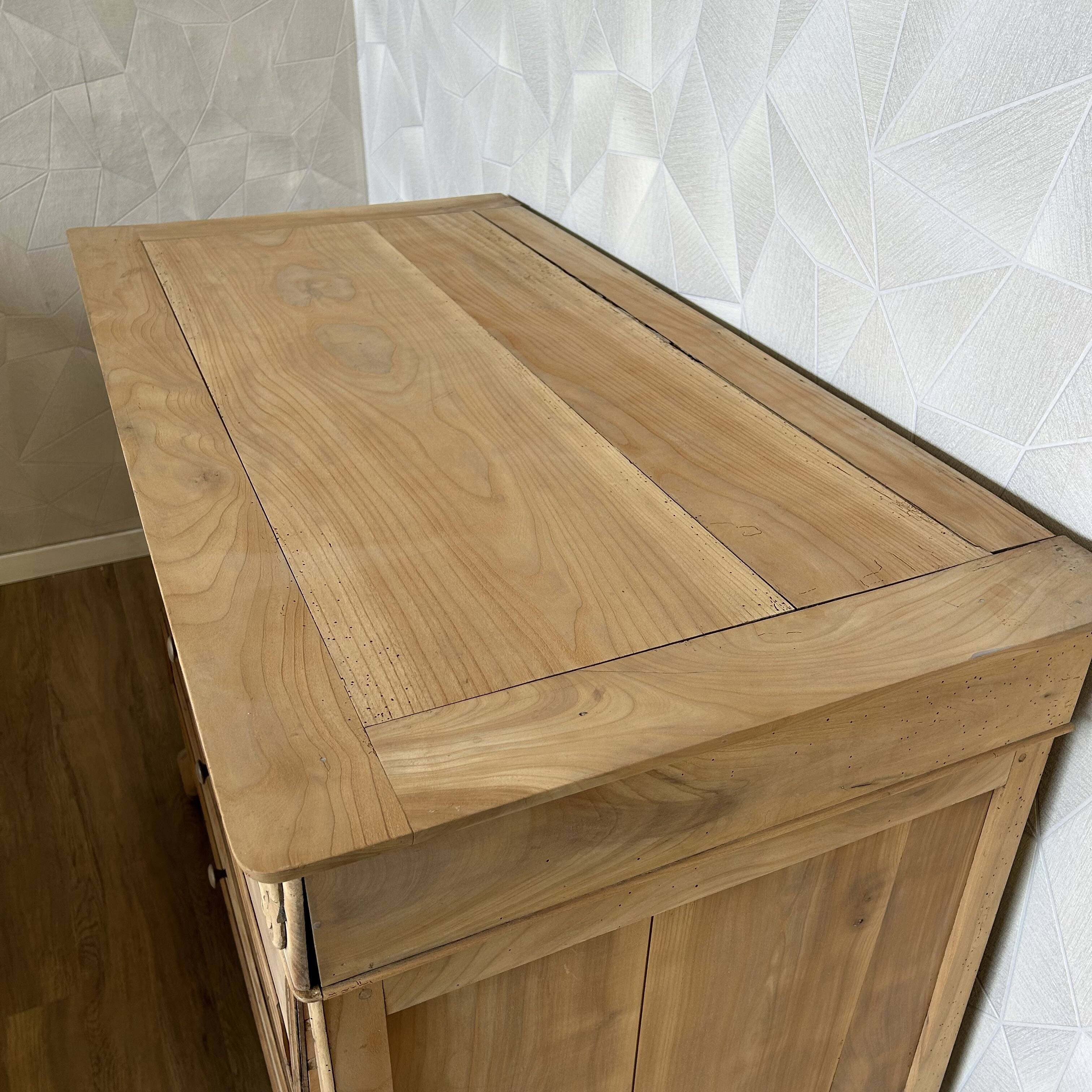 Antique chest of drawers with 4 airbrushed drawers