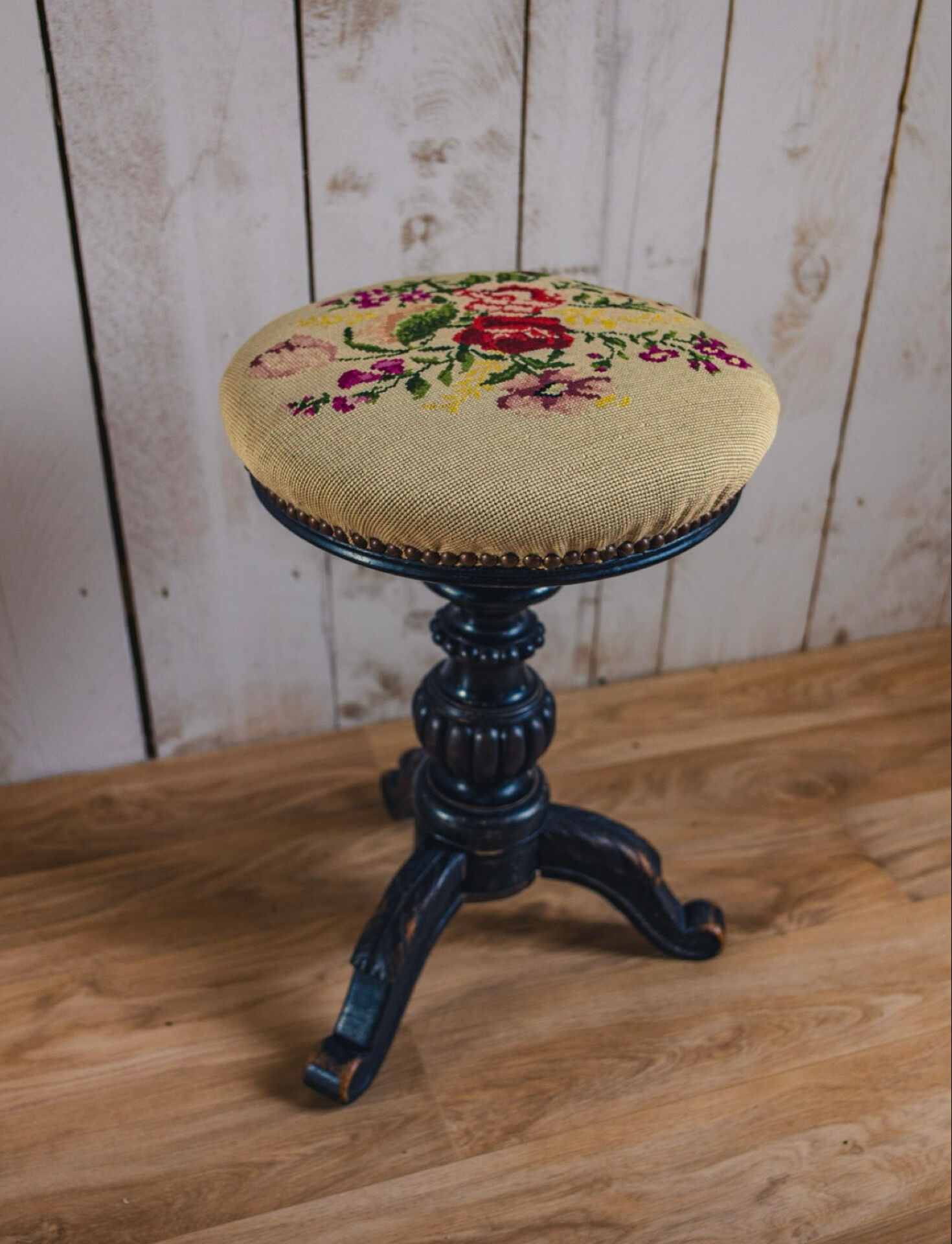 Tabouret de piano en bois noirci