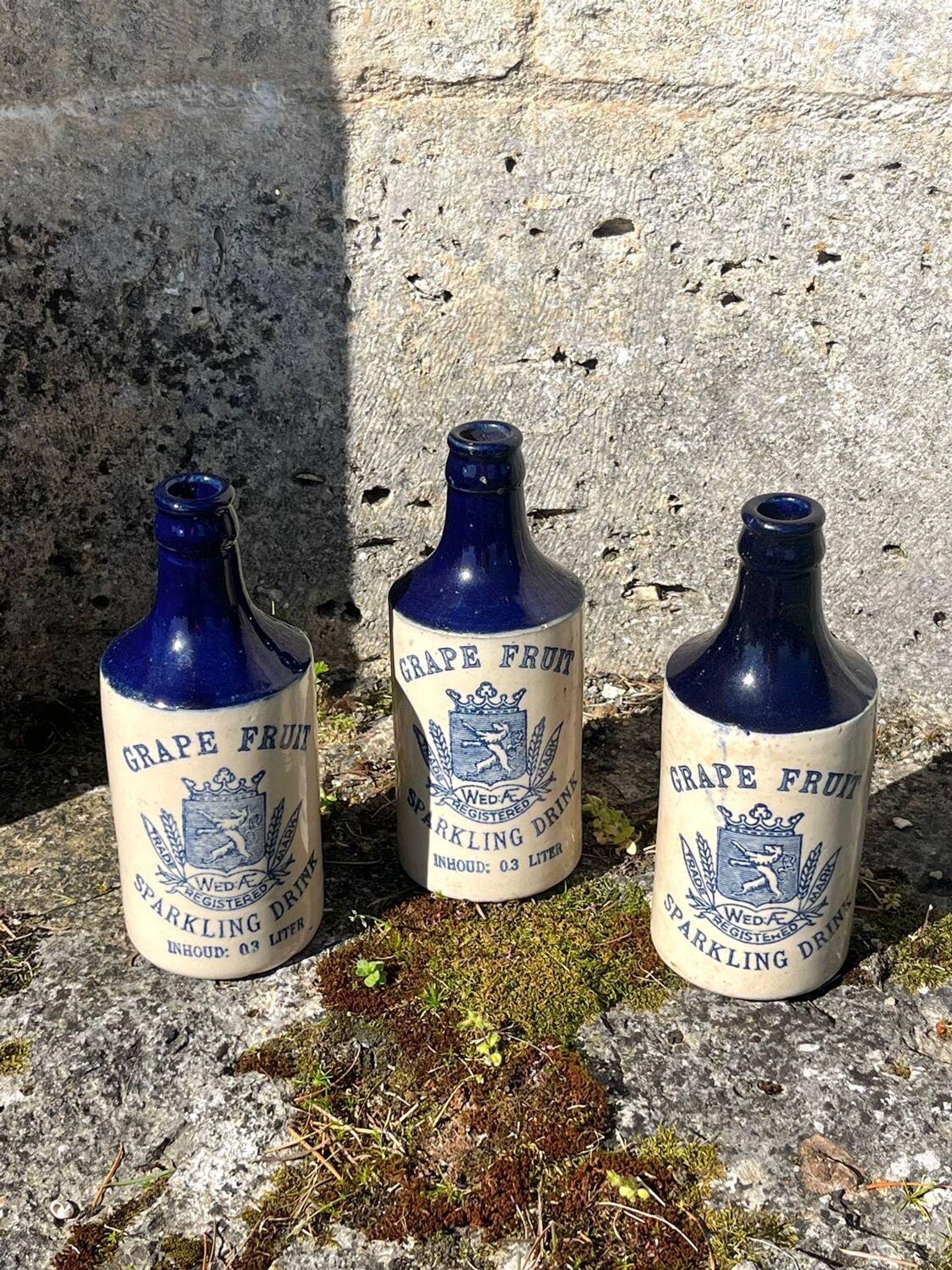 Bouteilles de boisson pétillante au pamplemousse en grès français