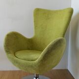 Bucket seat in chrome and green.