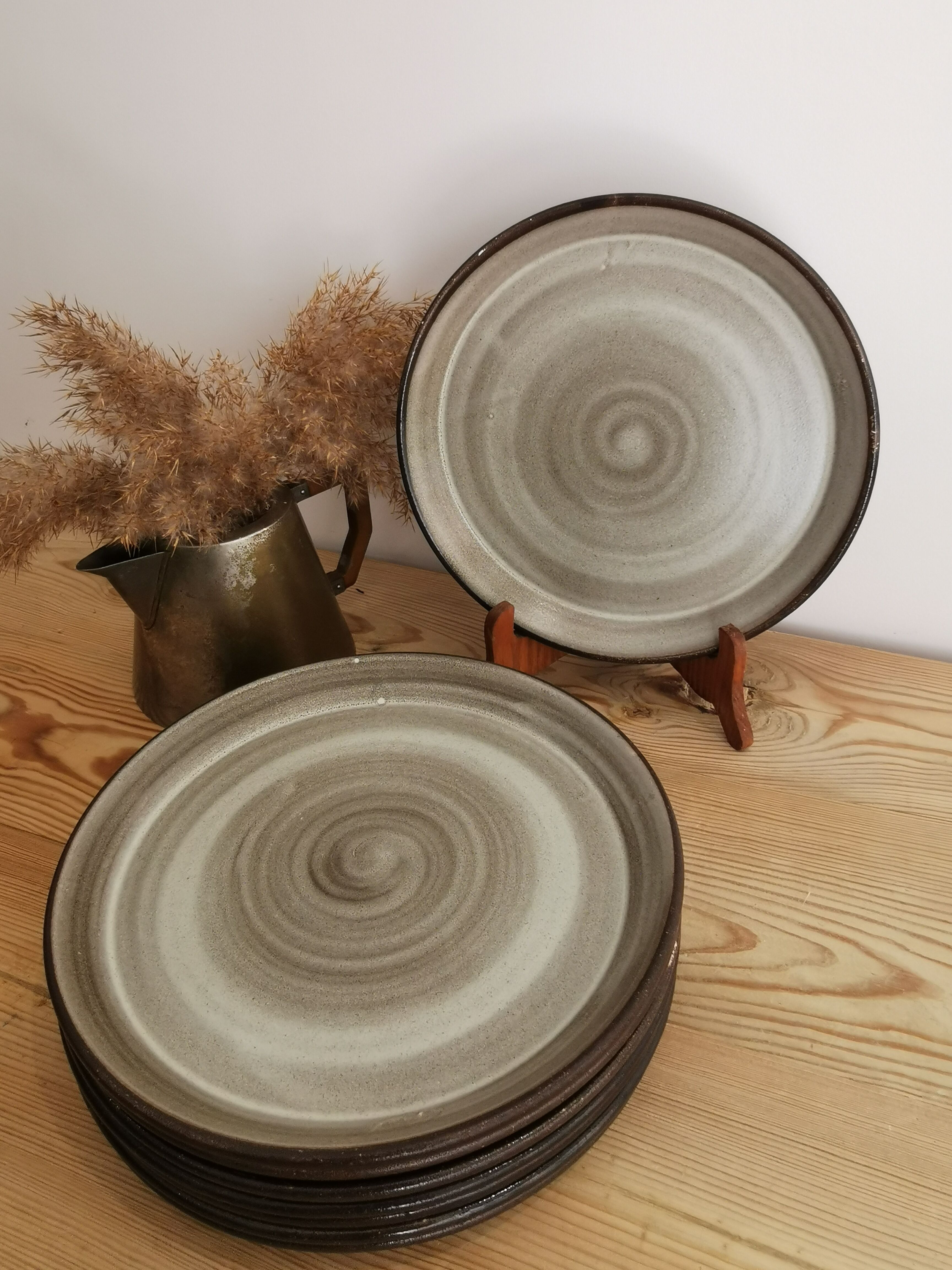 8 flat plates in vintage ceramic