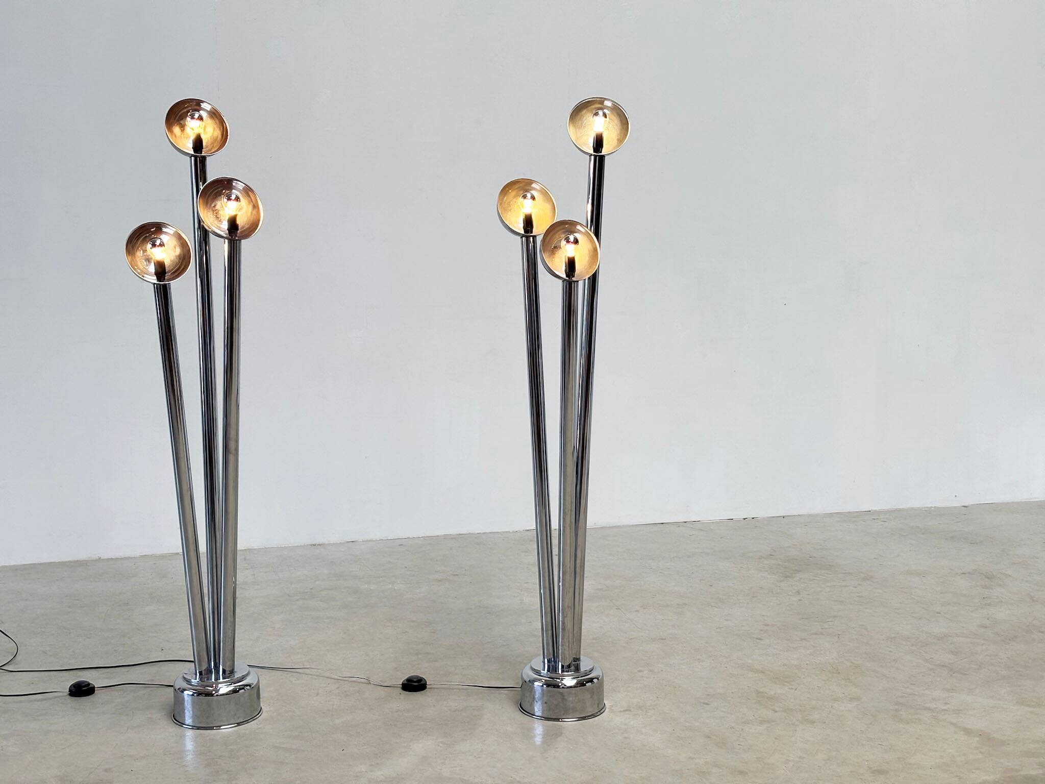 Paire de rares lampadaires chromés de Jules Dewaele