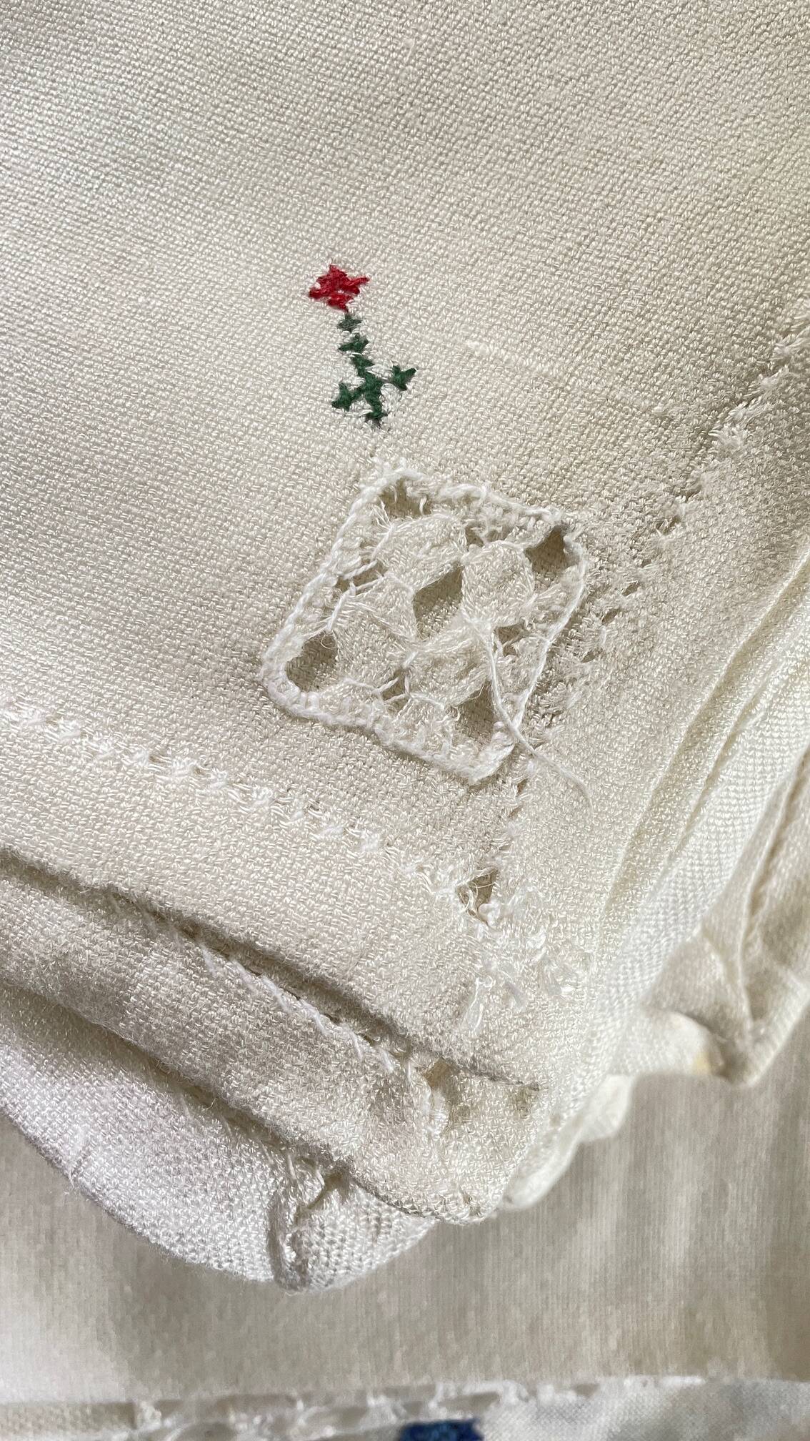 Embroidered tablecloth + 12 vintage napkins