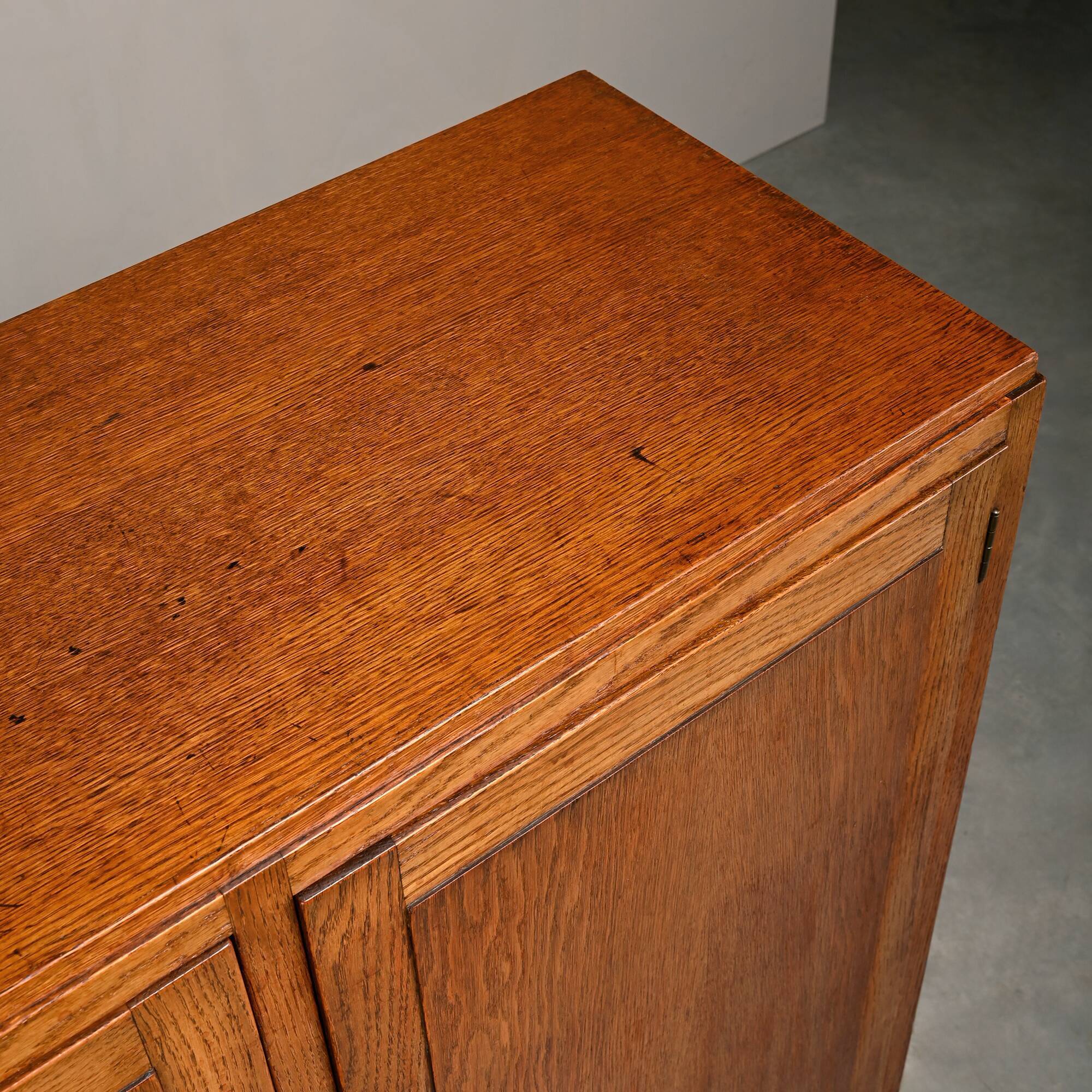 Cabinet d'archive en chêne moderniste, commode dans le style de l'École d'Amsterdam