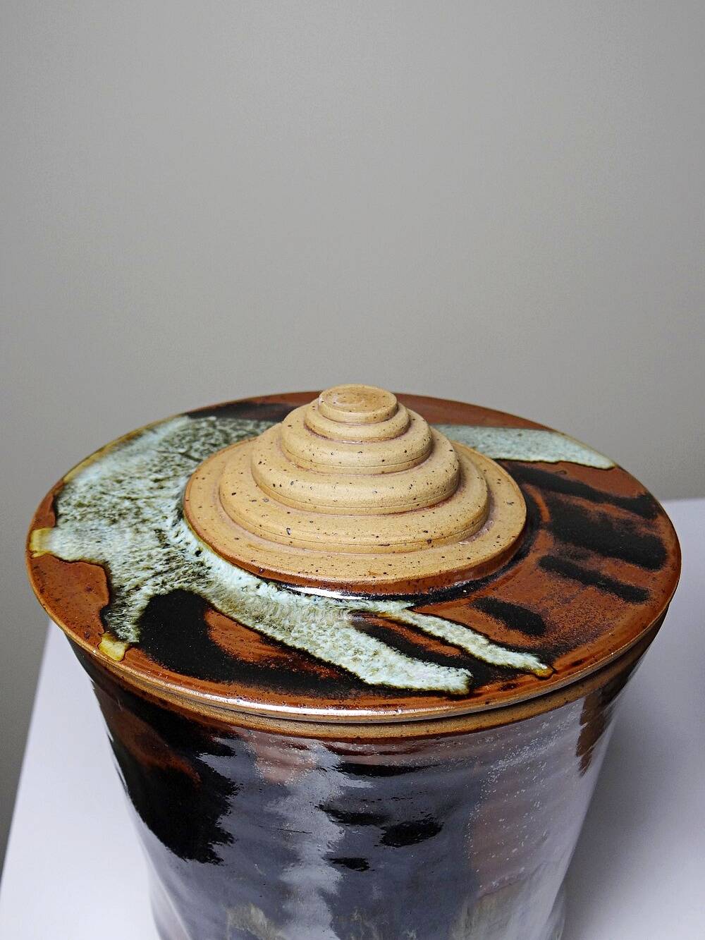 A pair of vintage stoneware pots from the 80s-90s with a Japanese style, signed handmade pottery.