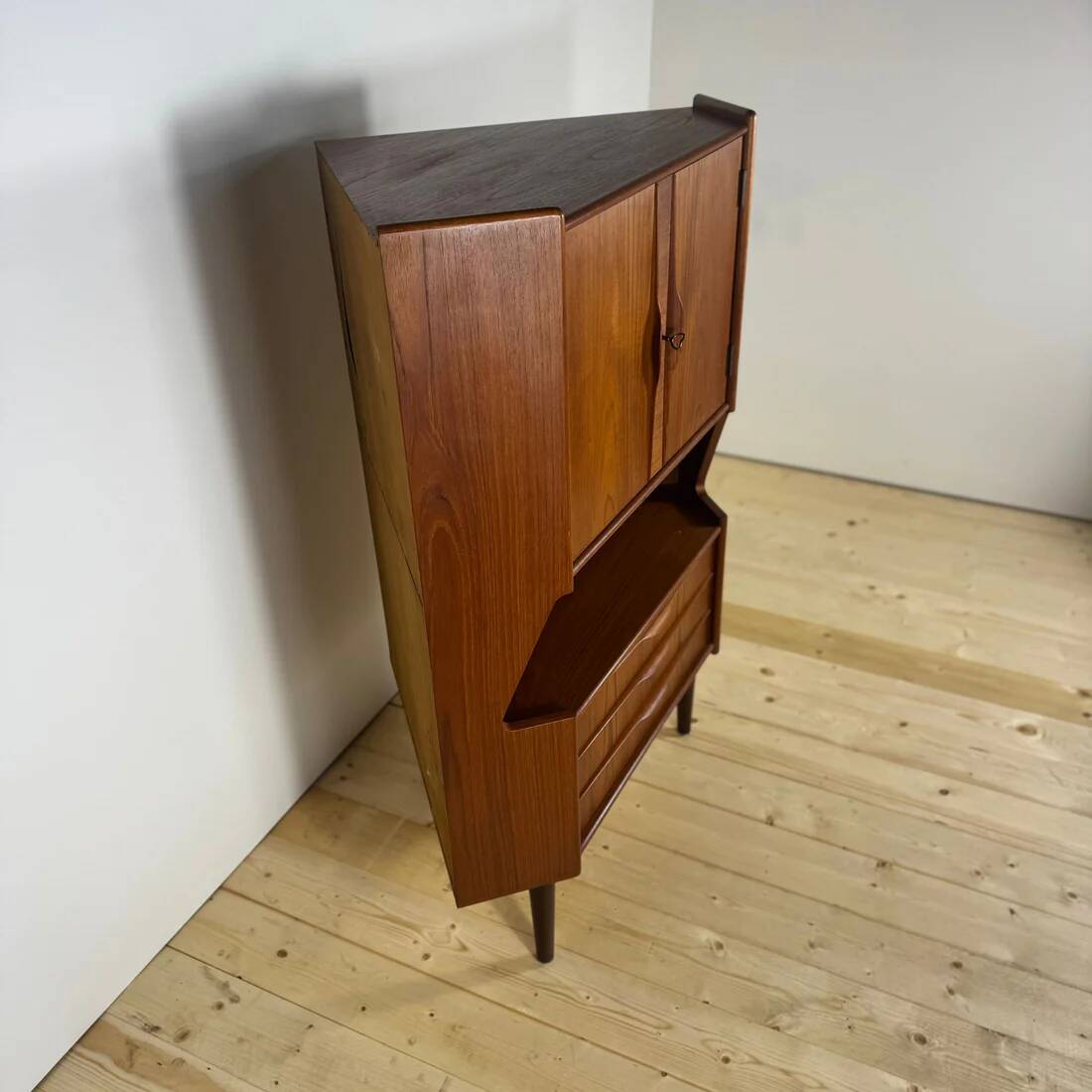 Meuble d'angle danois en teck – Mid-Century