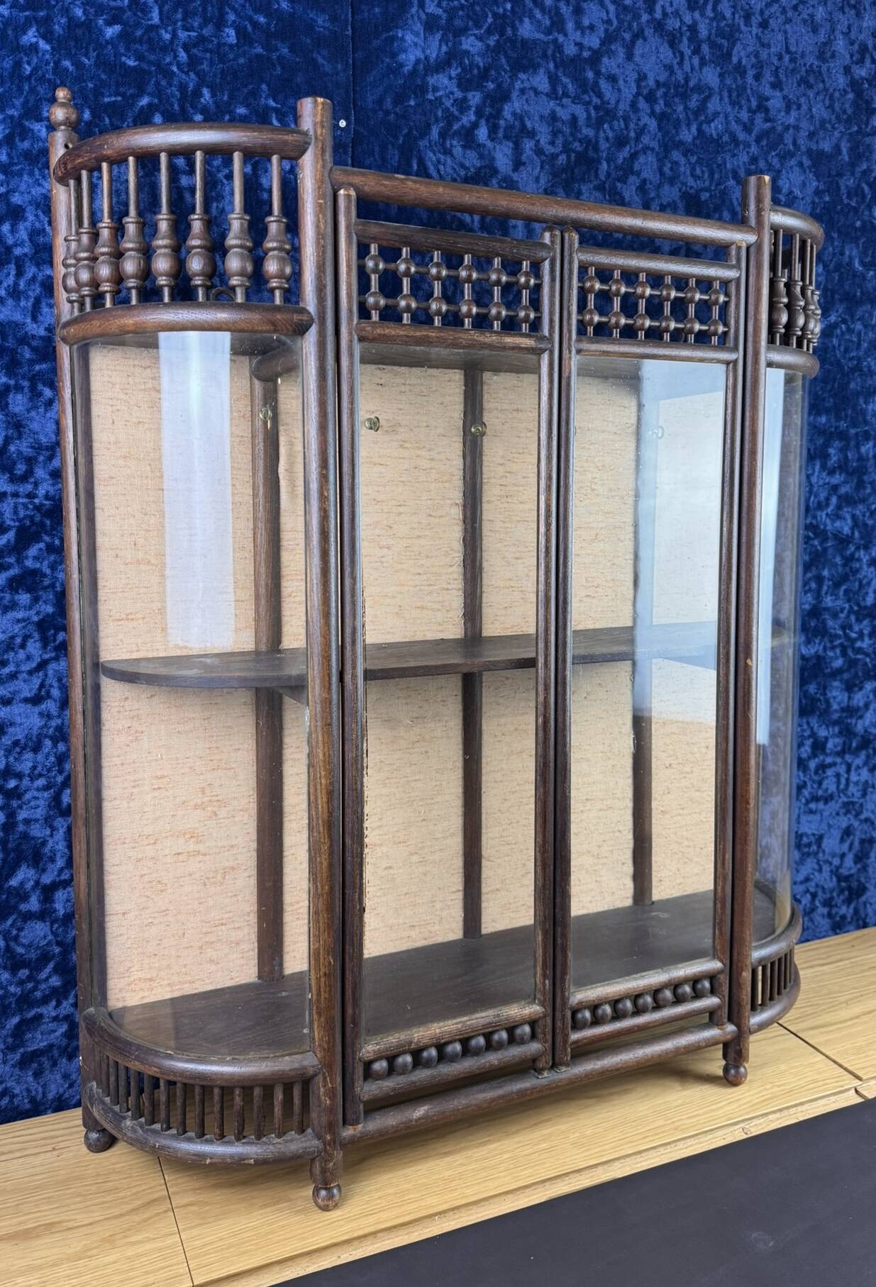 Asia 19th century: Magnificent collector's display case with tapestry background