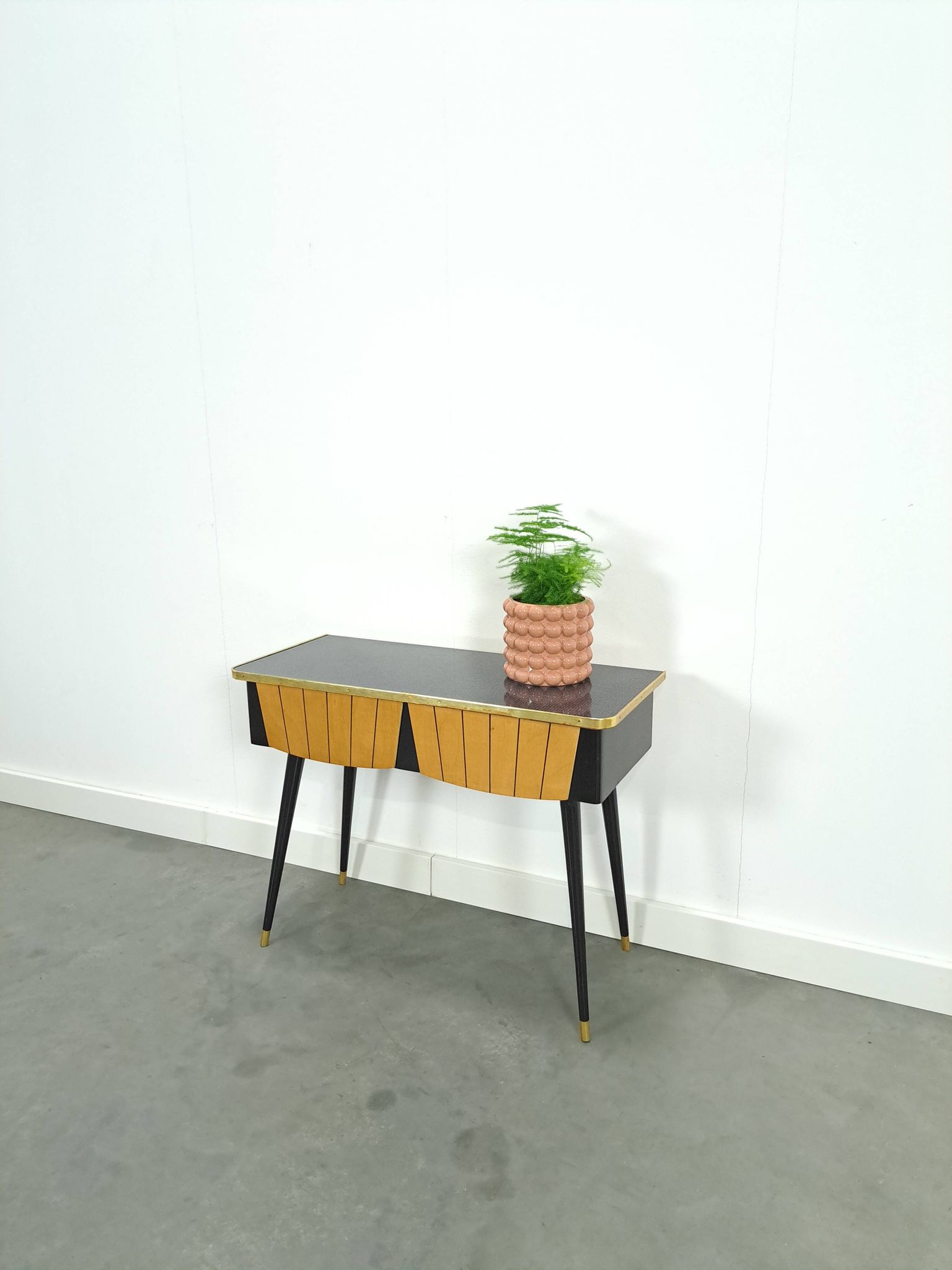 Kastje met formica blad, houten lades en goudkleurige details