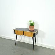 Kastje met formica blad, houten lades en goudkleurige details