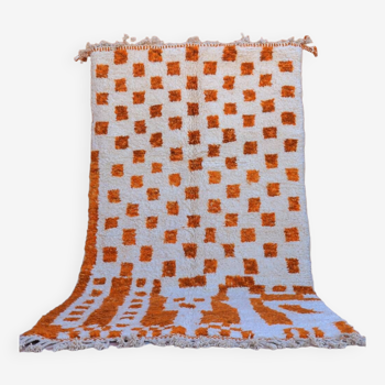 Tapis berbère marocain orange et blanc à carreaux moderne