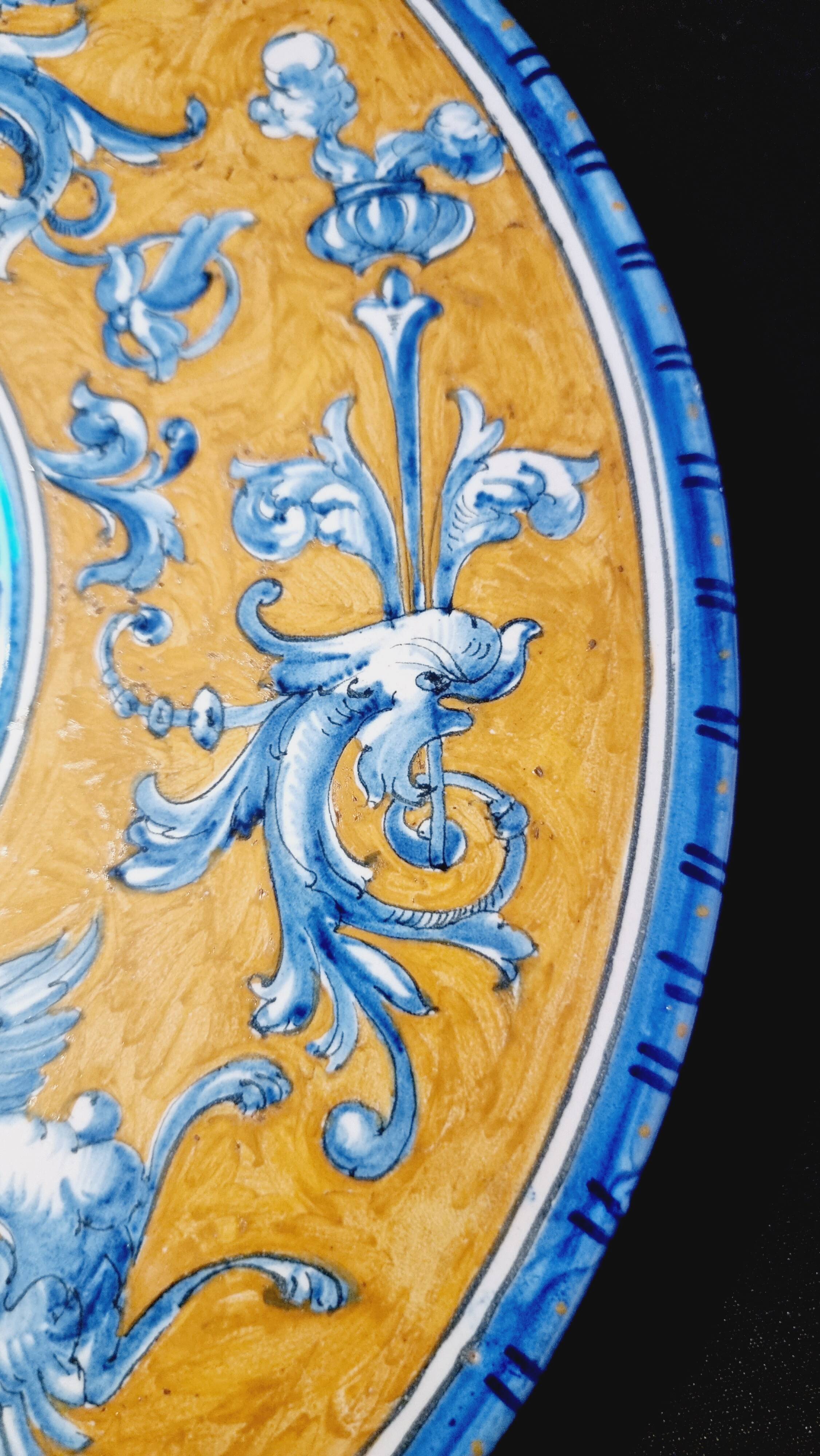 Large grotesque plate (Urbino/Castelli style), made in Italy, pei