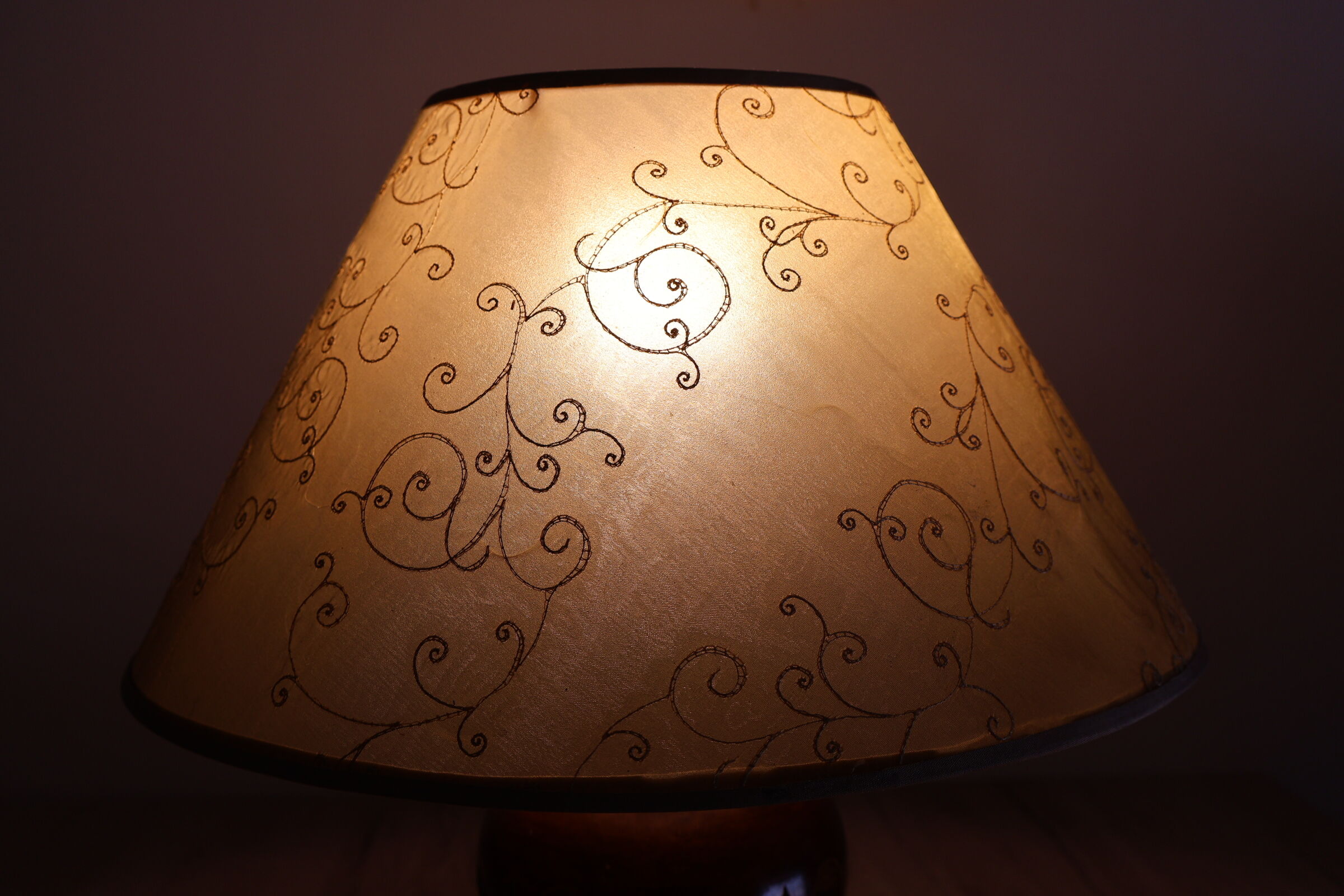 Vintage table lamp in turned wood and fabric lampshade