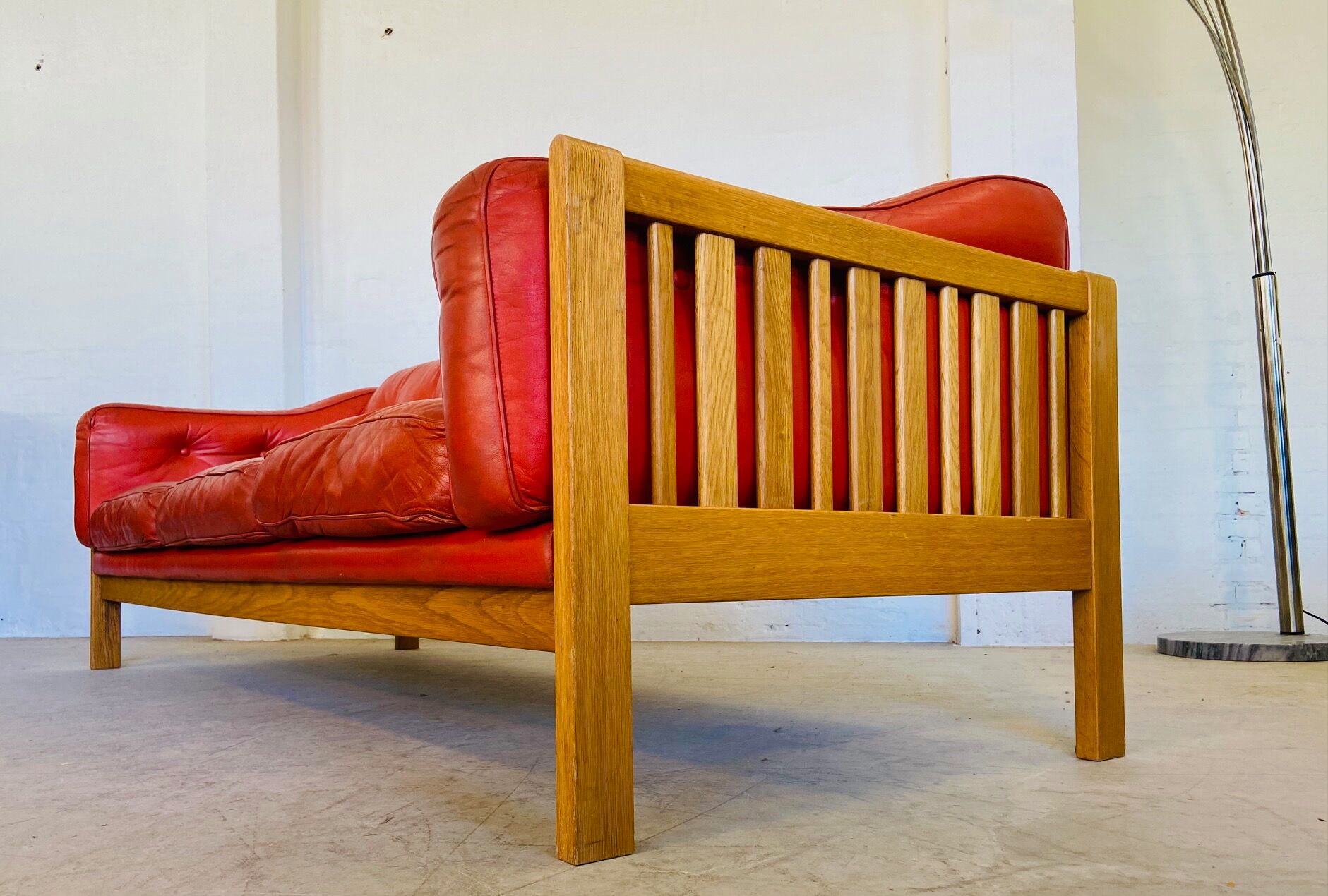 Canapé vintage suédois des années 70 en cuir cognac pour 3 personnes.