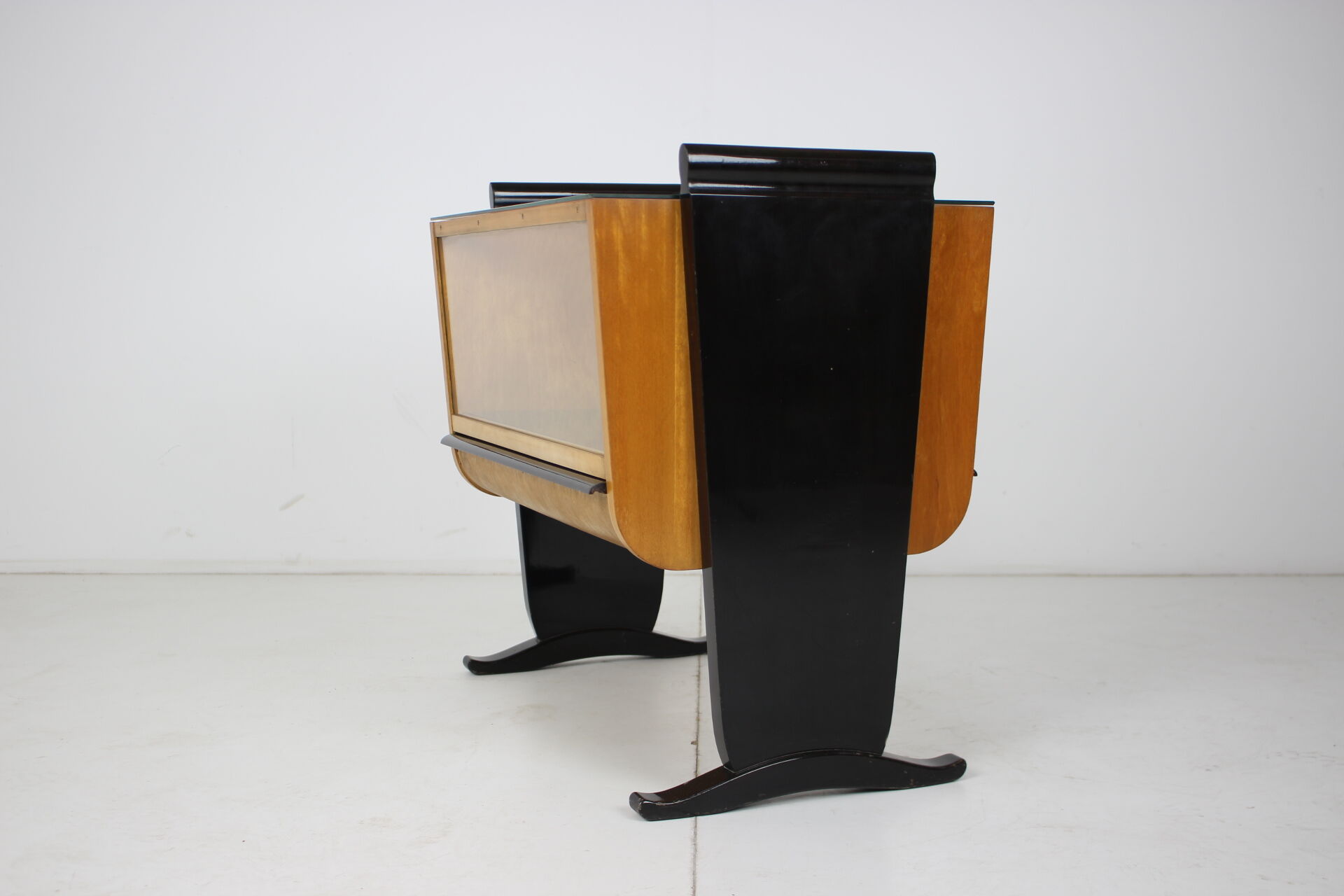 Art deco bar designed by Jindřich Halabala, 1930