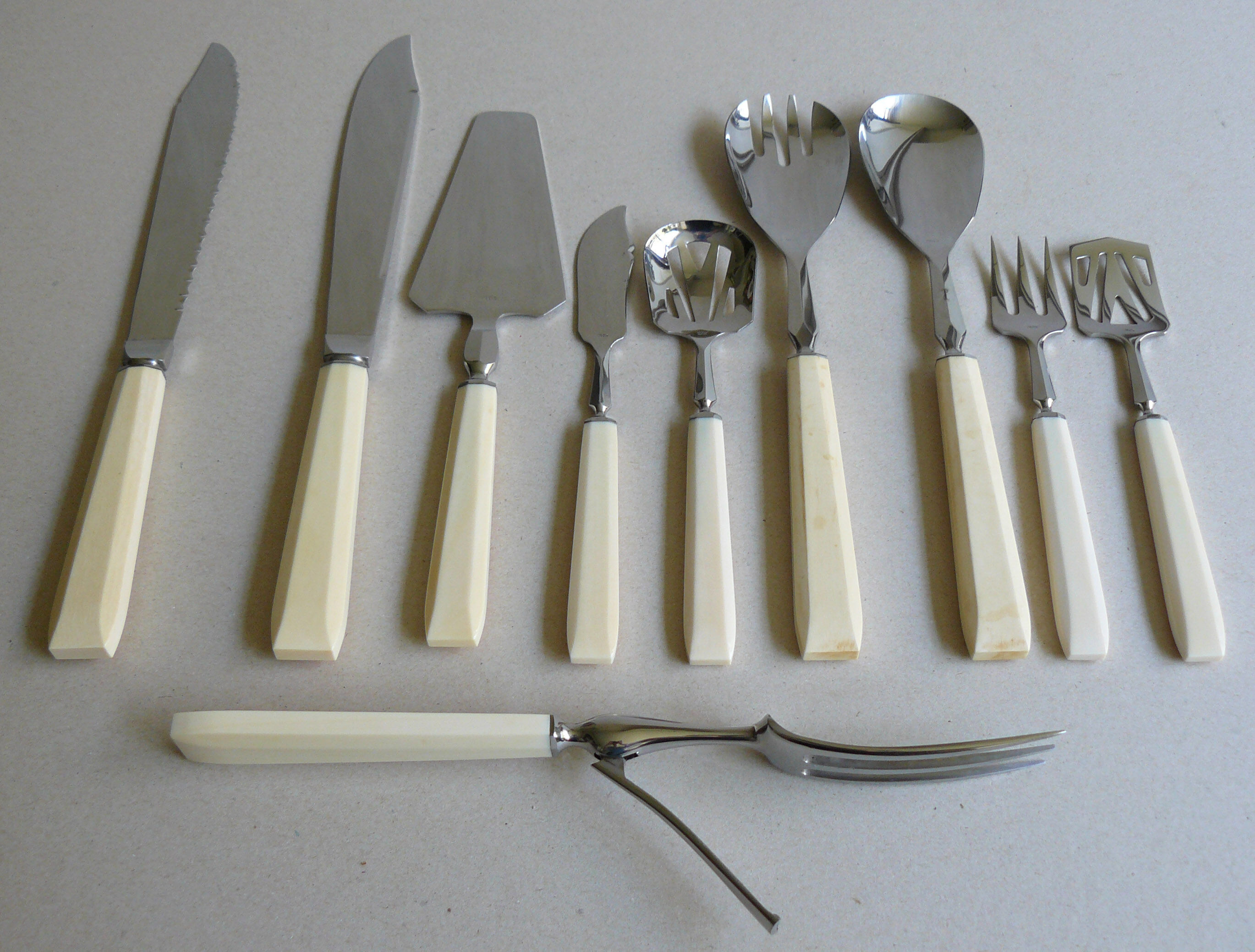 Housewife of Bakelite knives and service cutlery