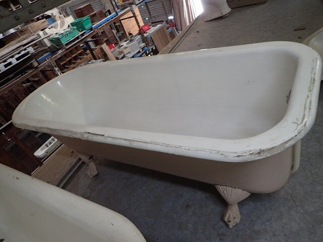 Cast iron island bathtub, on eagle-begged feet