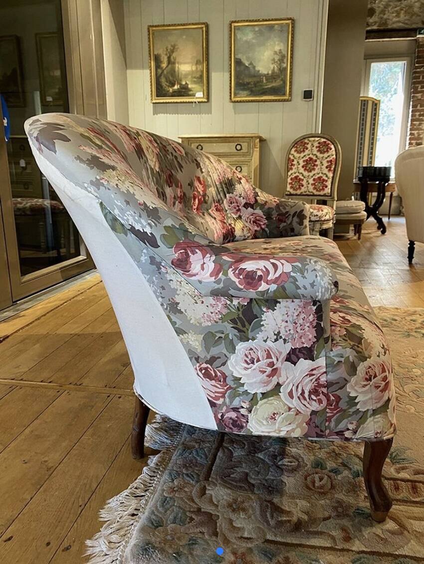 Canapé Napoléon III garni d’un tissu à motif de fleurs