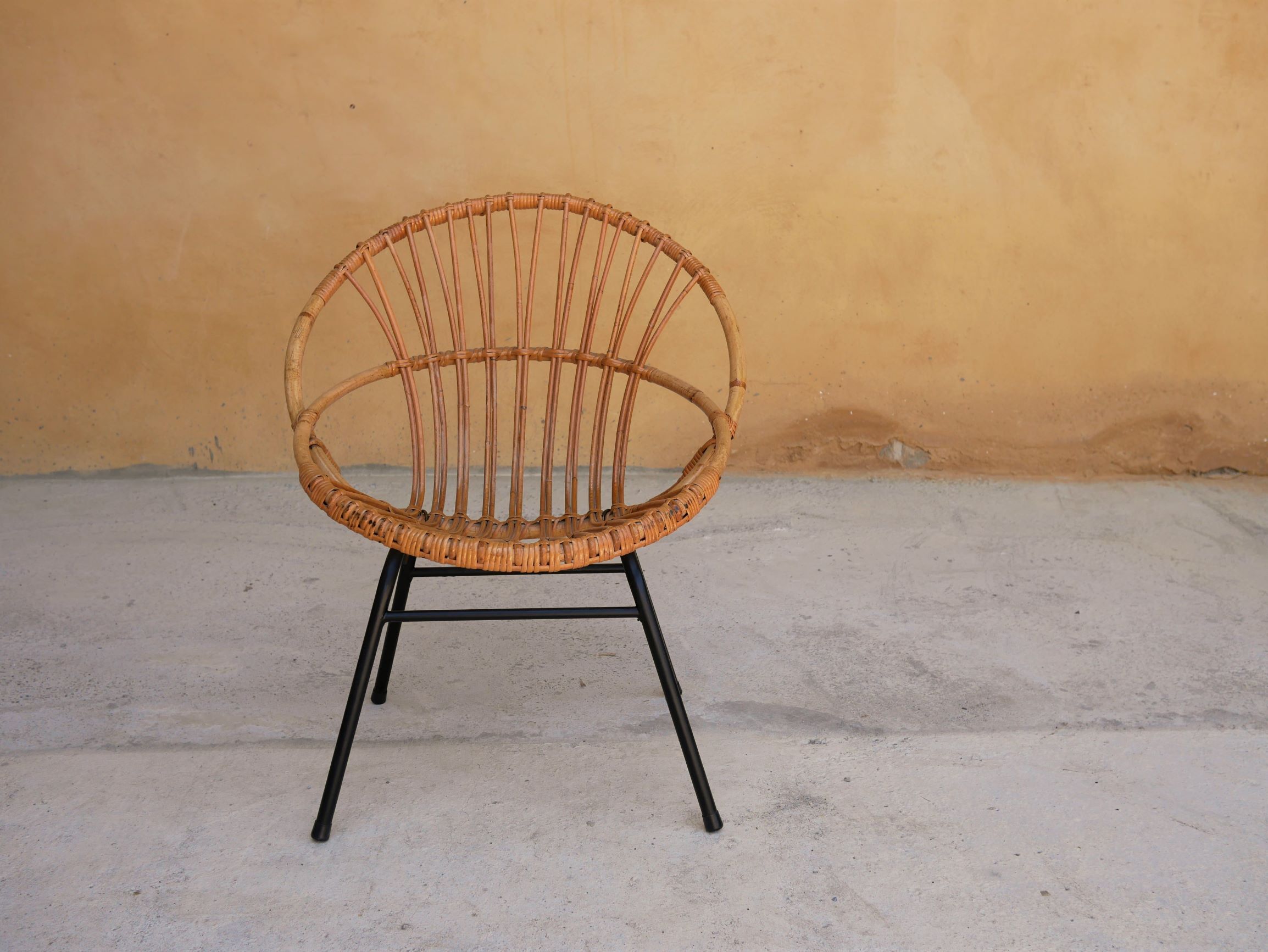 Vintage chair in rattan feet metal