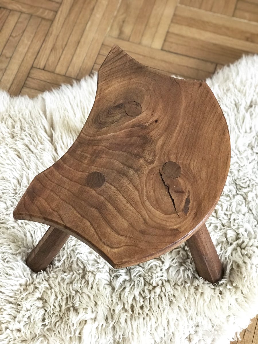 Tabouret tripode en bois massif