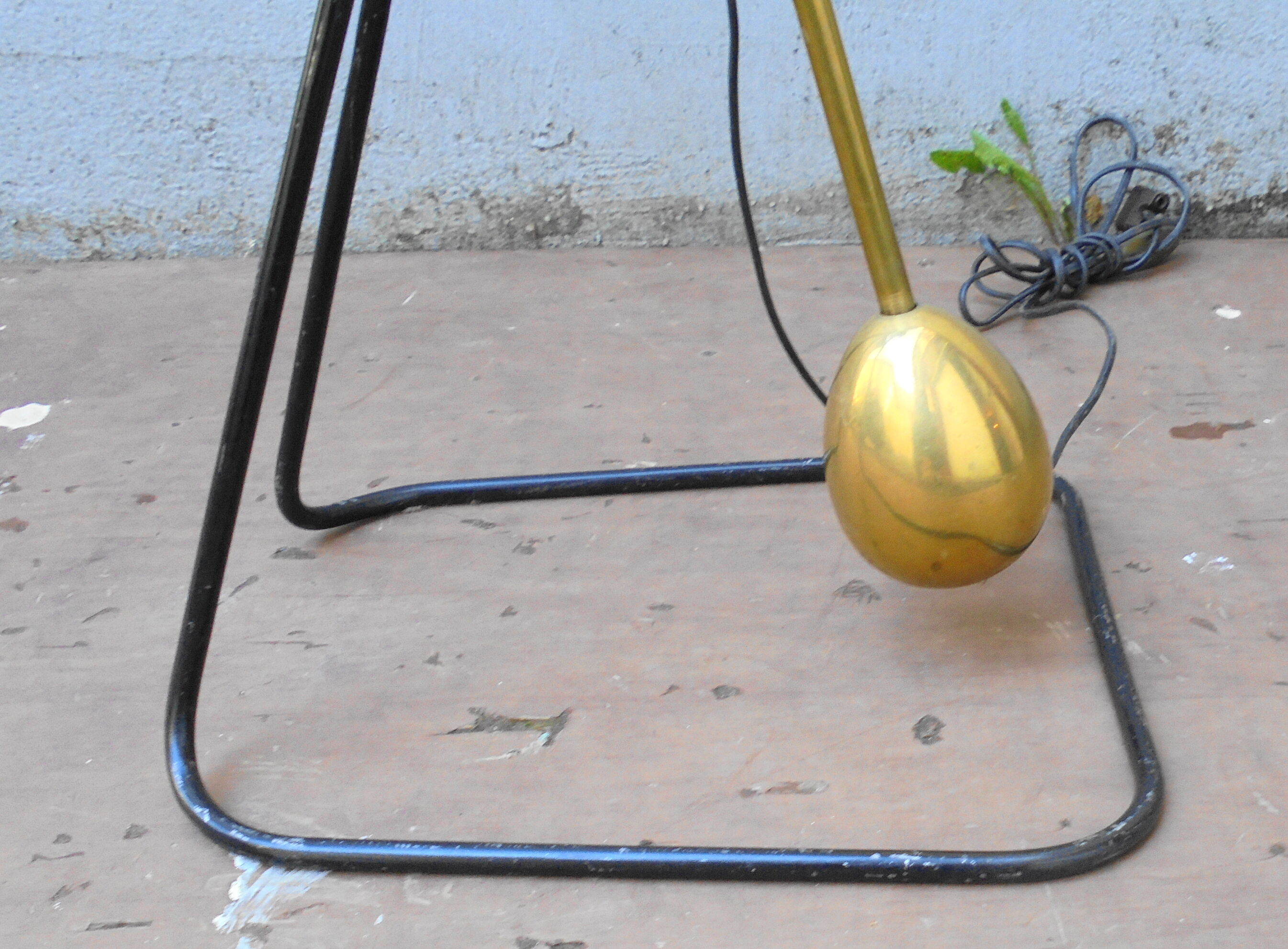 1950s swinging lamppost